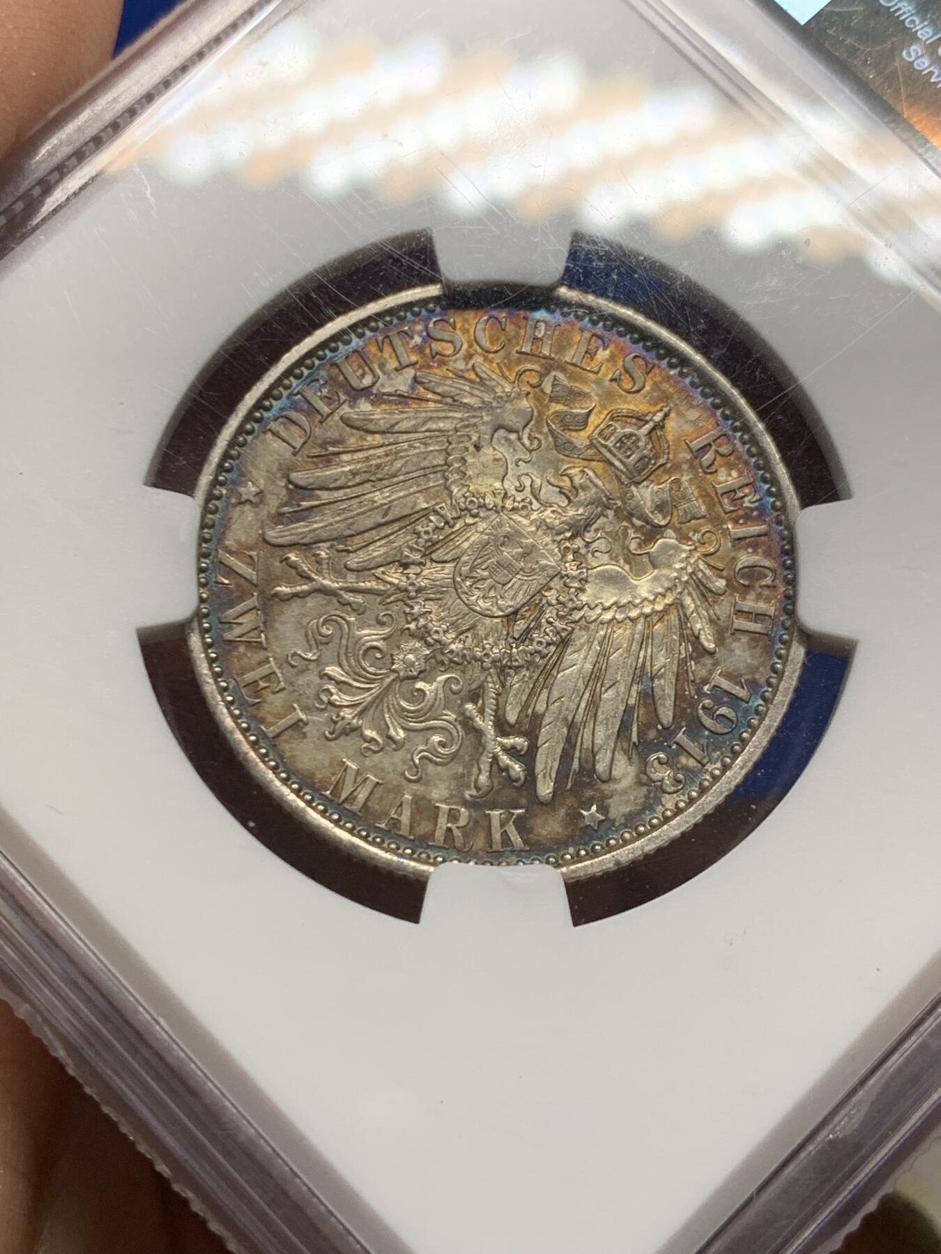 《竞宝斋》第473场 周日，周一 2场连拍 （全场包邮）欢迎送拍 NGC AUD 德国 1913年 威廉二世 军装 2马克 银币，高点都在，细节完整，油画般的重彩包浆