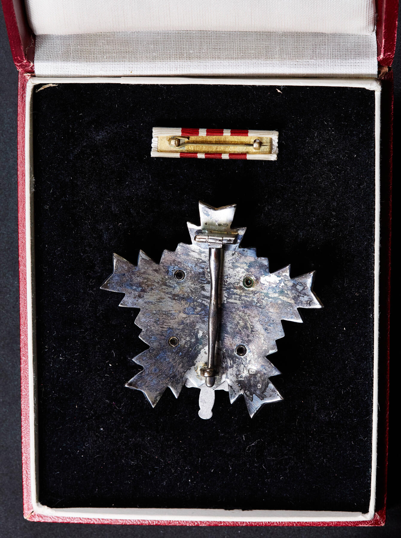 【俄甄集藏】2026年(050)04-01星期三 晚 19:30 全场包邮 南斯拉夫三级人民军勋章，银质局部珐琅，原盒带证，直径：68mm，重量：67.9克，盒体有老化开裂，见详图