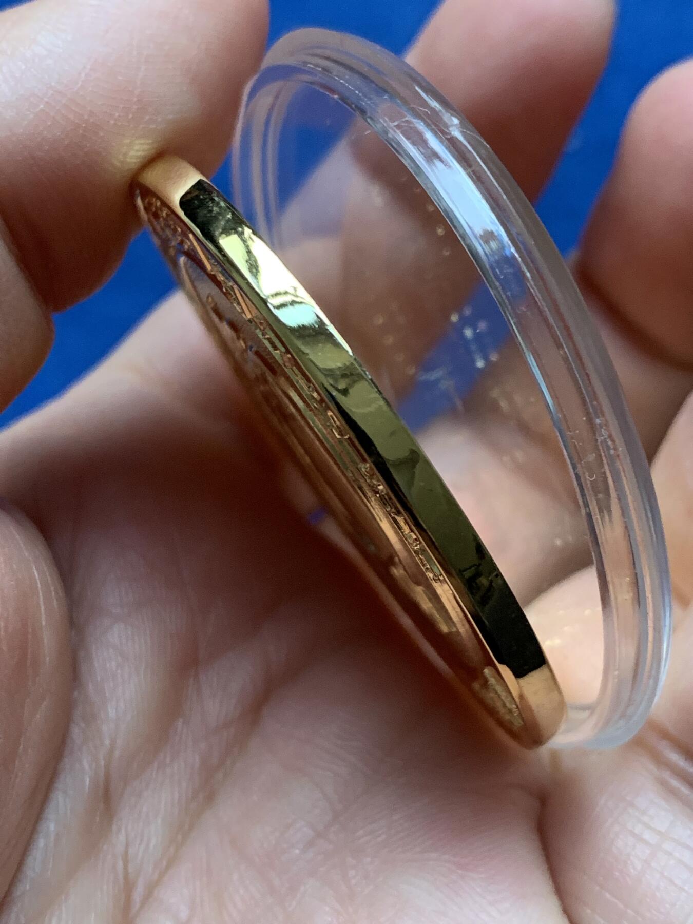 《竞宝斋》第473场 周日，周一 2场连拍 （全场包邮）欢迎送拍 1997年庆祝香港回归北京牛年灯会纪念章，47.6克，49.6mm，镀金状态，精美带盒。