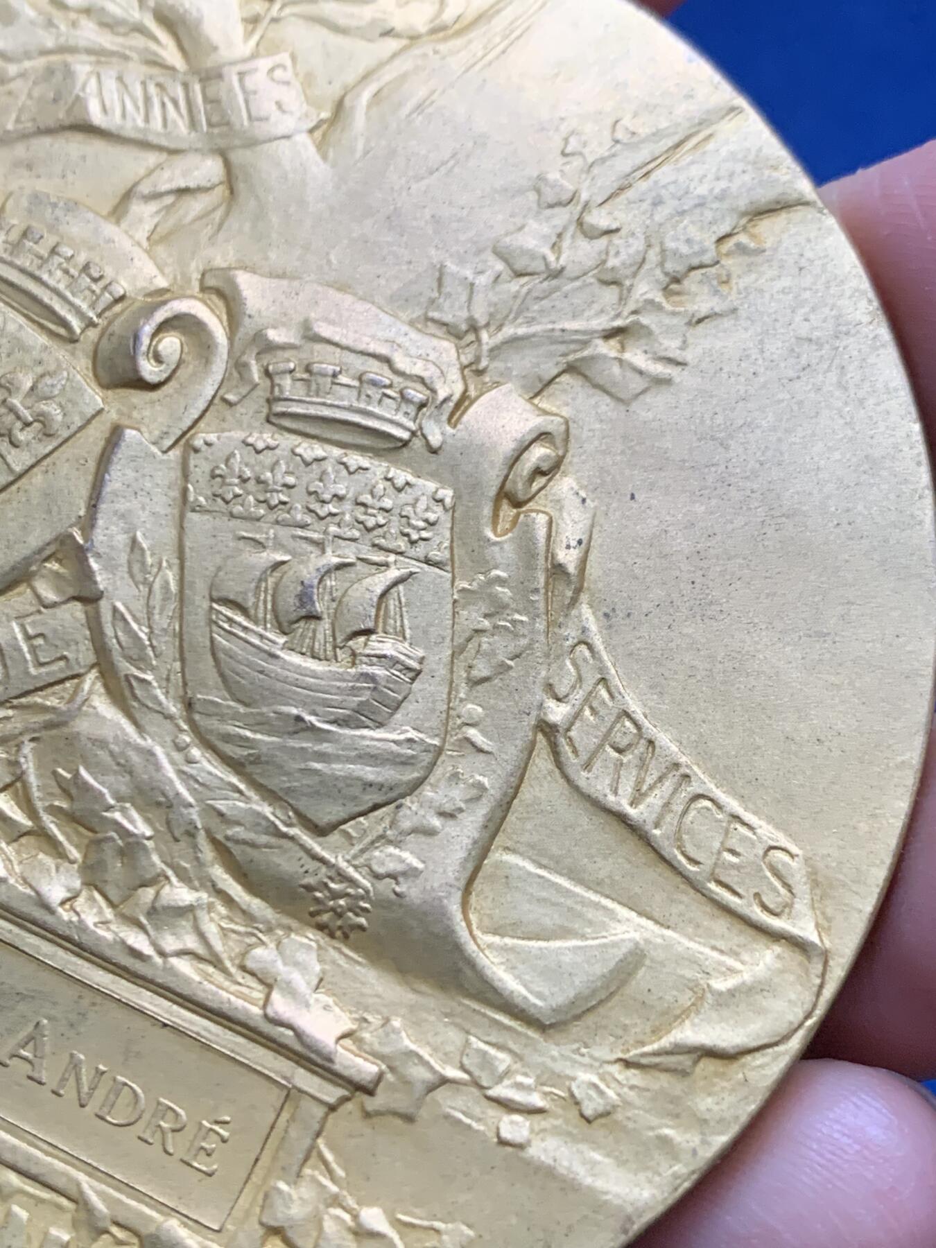 《竞宝斋》第473场 周日，周一 2场连拍 （全场包邮）欢迎送拍 法国1910年里昂银行镀金大铜章，80.5mm，242.7克，巨大规格，厚重压手，Pillet经典作品。人物发丝胡须细节极美，徽章繁复华丽。全品好状态，镀层状态极佳。