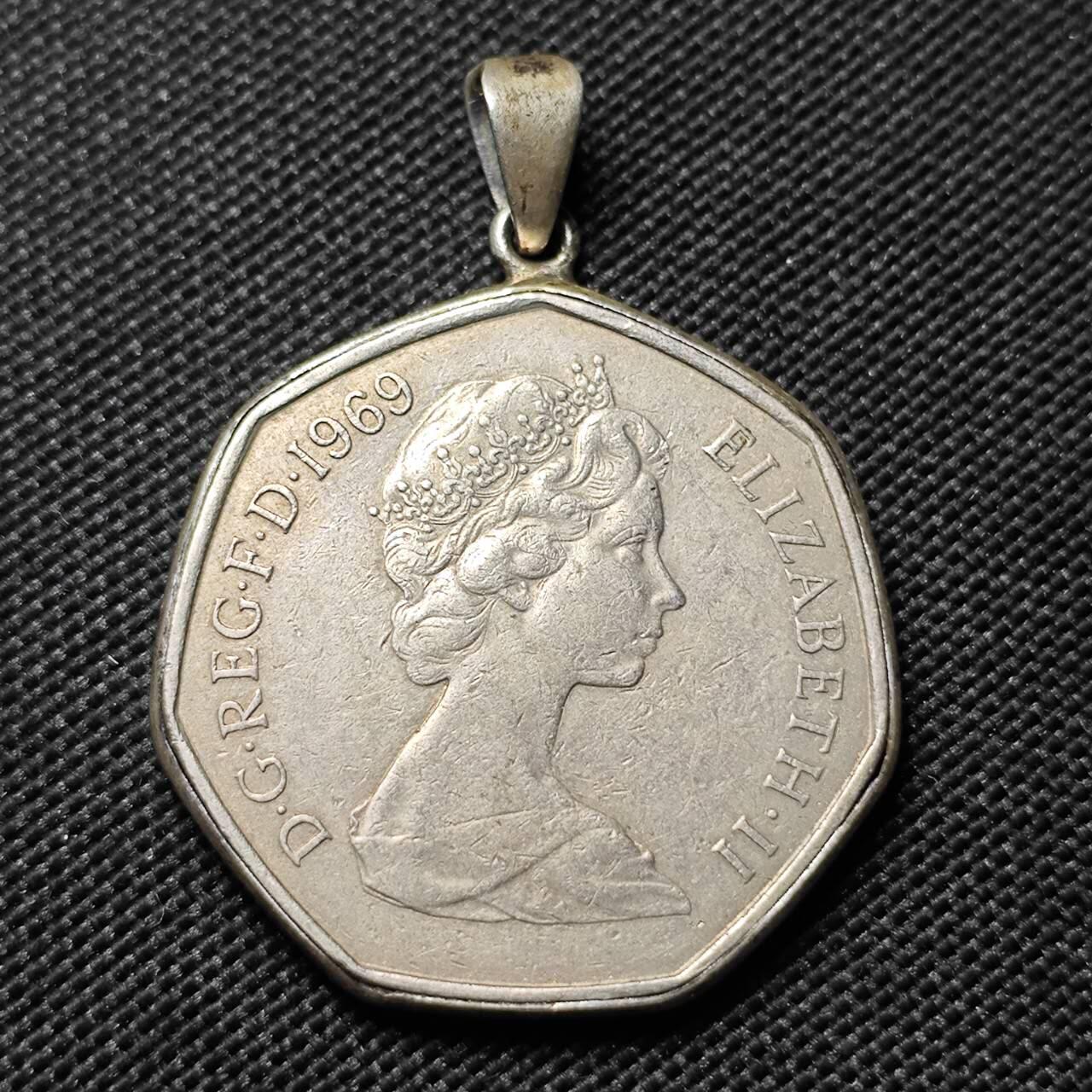 KK钱币收藏小铺   套币专场 2月预留时间 周末发货  英国大50便士挂件 挂件为银的 总重14.9克 币重13.5克 带银标