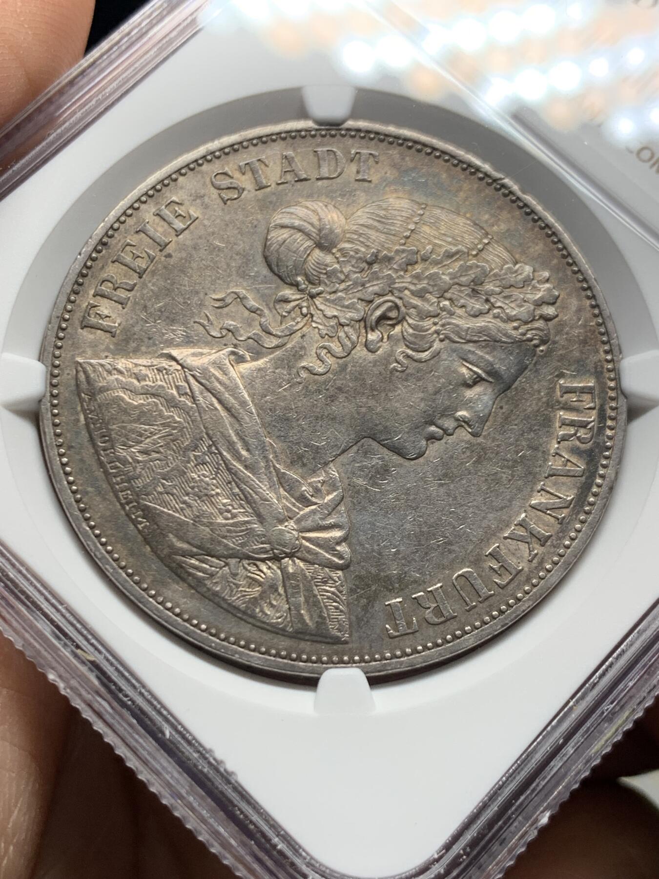 《竞宝斋》第473场 周日，周一 2场连拍 （全场包邮）欢迎送拍 NGC AUD 德国 1861年 法兰克福少女 2泰勒 银币 细节保存不错