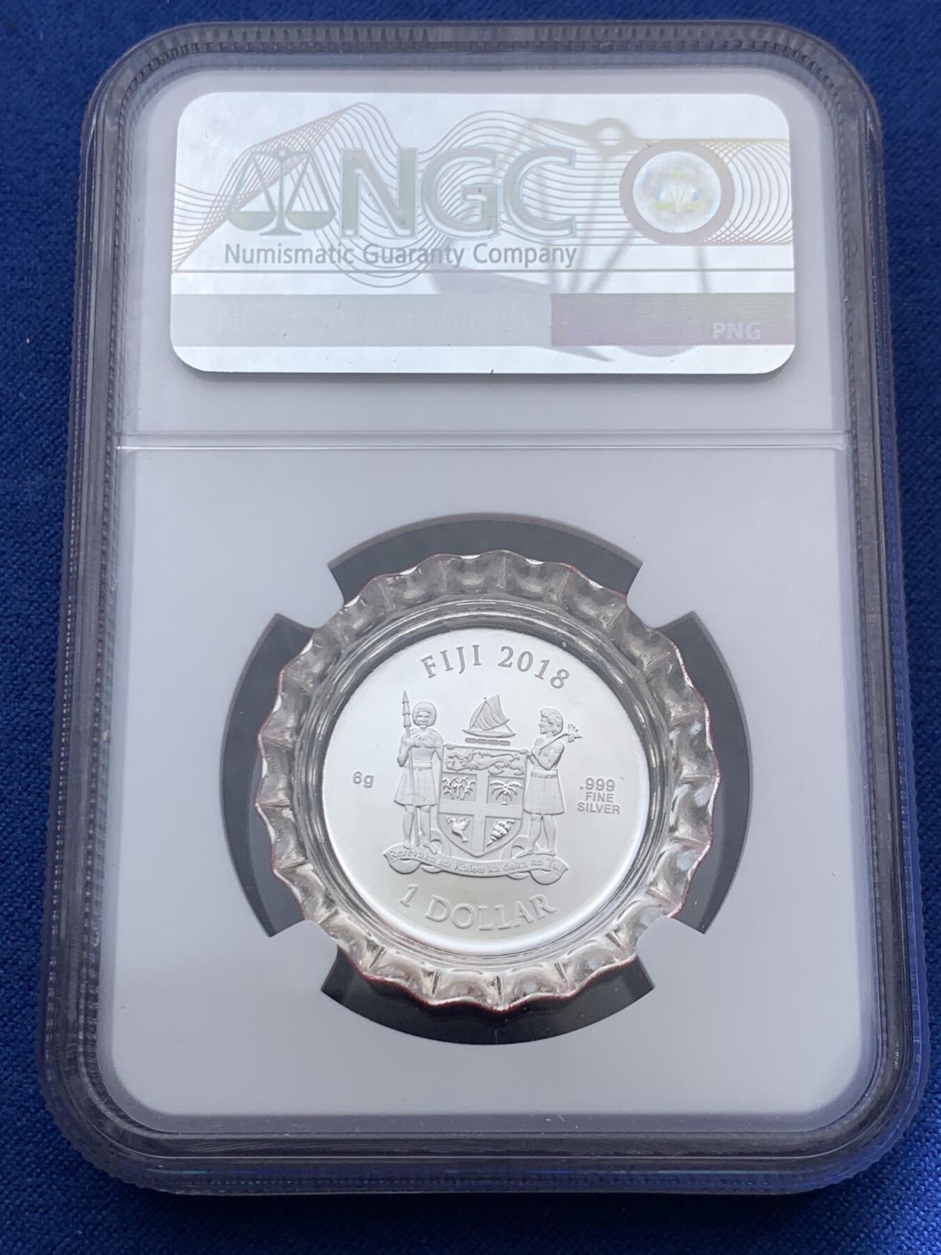 《竞宝斋》第473场 周日，周一 2场连拍 （全场包邮）欢迎送拍 NGC PF70UC 斐济2018年彩色异形银币 可口可乐瓶盖造型1元精制币 加厚盒 带盒证