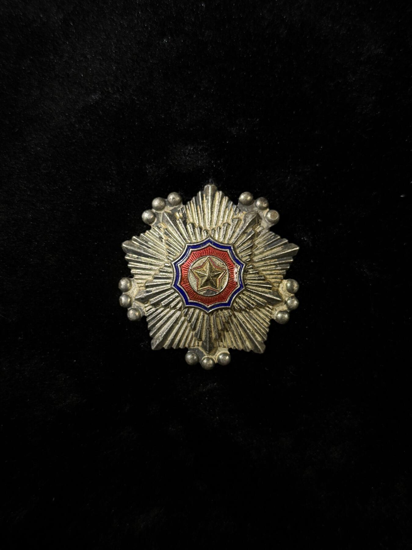 戎马世界章牌大赏，第112期 百位数号段的横针三级国旗勋章，474号