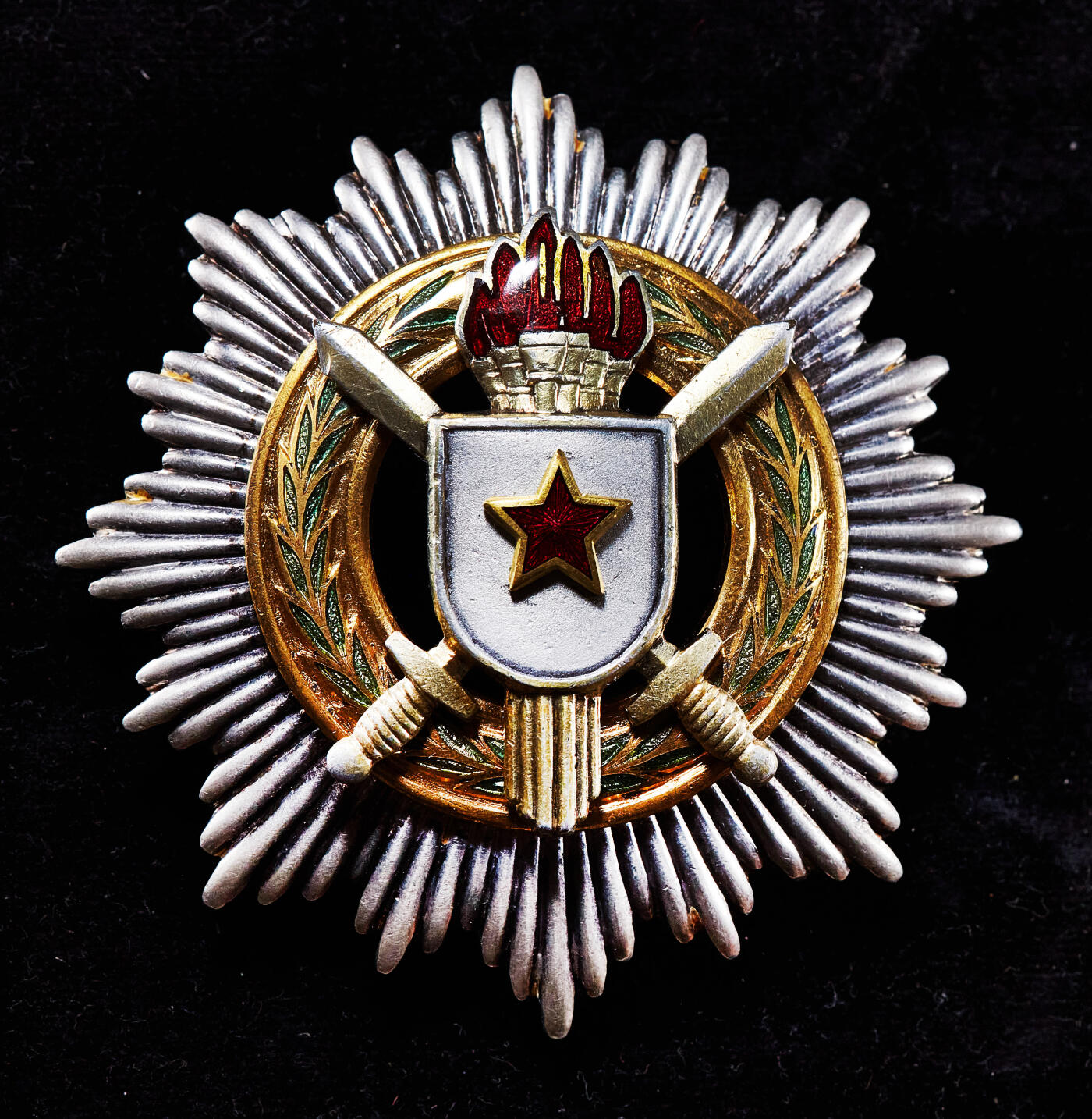 【俄甄集藏】2026年(050)04-01星期三 晚 19:30 全场包邮 南斯拉夫一级军事功勋勋章，银质局部珐琅，原盒带证，六火炬版，稀有品种，直径：70mm，重量：87.2克