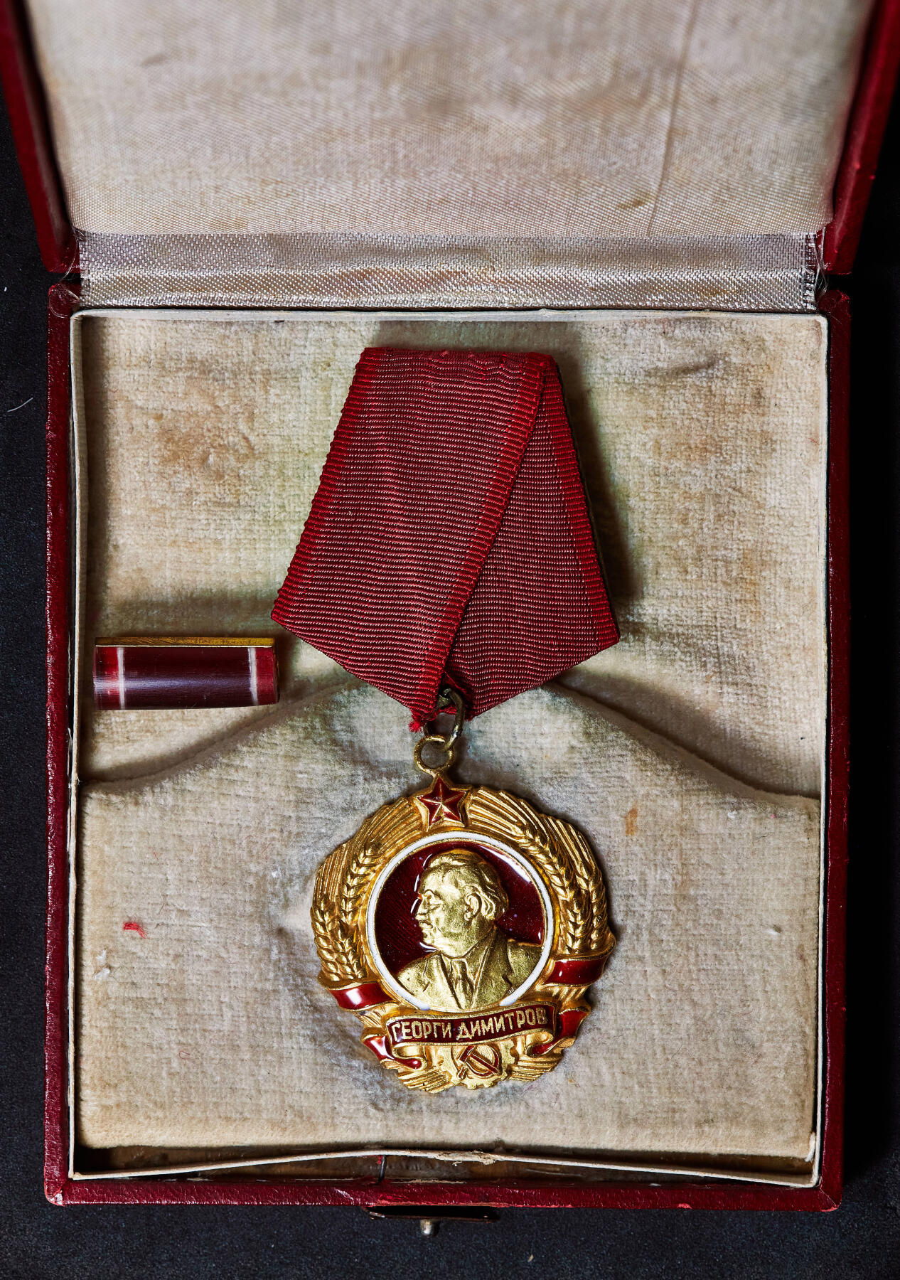 【俄甄集藏】2026年(050)04-01星期三 晚 19:30 全场包邮 保加利亚季米特洛夫金质勋章，通体14K金，局部珐琅，原盒带略，早期编号版，直径约：40mm，高：45mm，含绶带重量：78.2克，保加利亚人民共和国最高等级勋章，对标苏联列宁勋章，盒体有老化