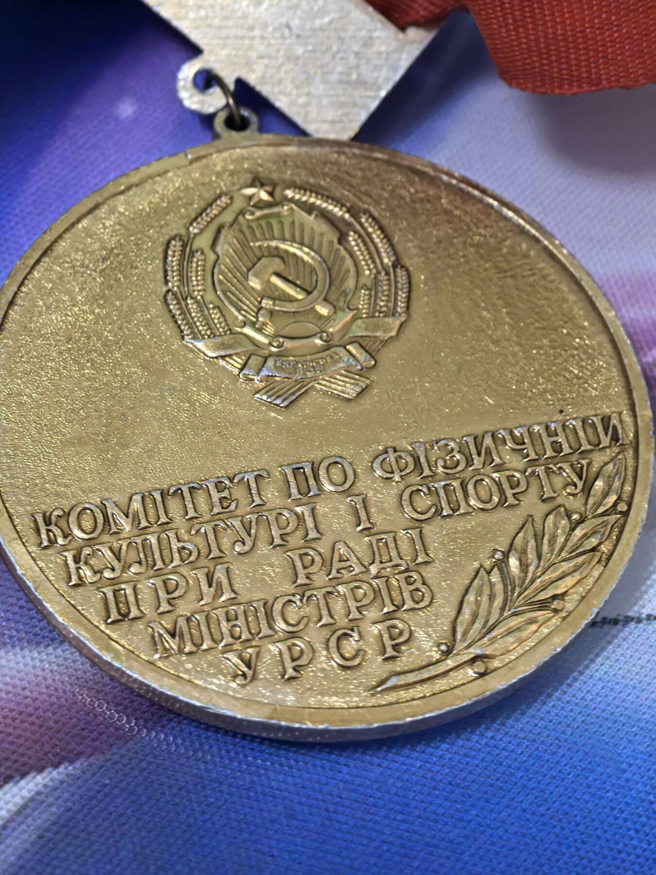 苏联勋章奖章拍卖 本次有亚捏，空军军服，国际运动员等好货 不要错过 3月20日晚上九点结束在麦稀奇 找不到的加我qq或者微信都是184277308备注苏章拍卖。 前苏联乌克兰锦标赛 重量较轻