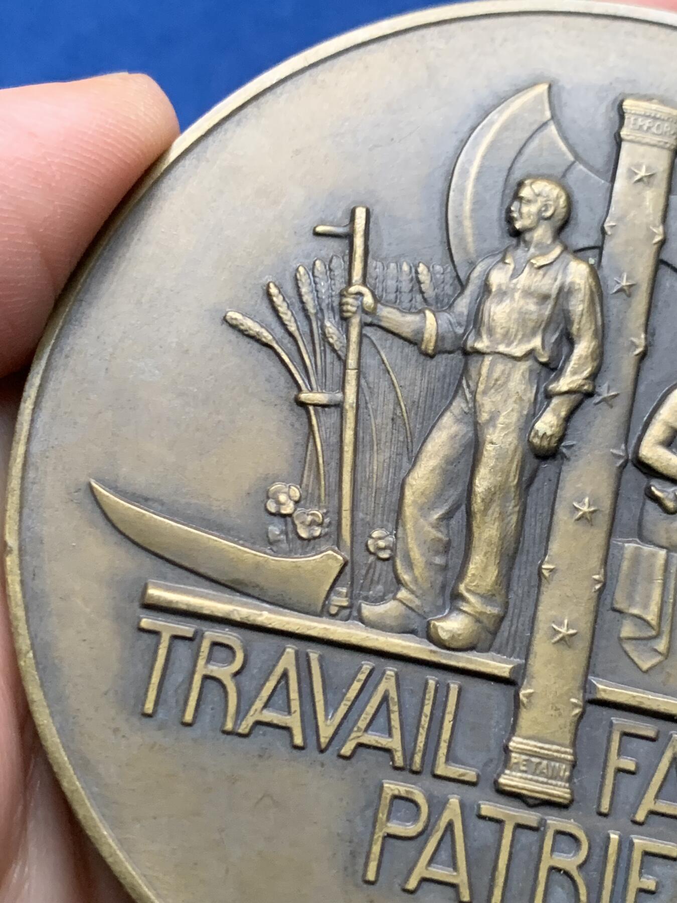 《竞宝斋》第473场 周日，周一 2场连拍 （全场包邮）欢迎送拍 名家Turin作1941年WW2维系法国贝当元帅大铜章 221.4克 76.5mm 丰饶角边铭