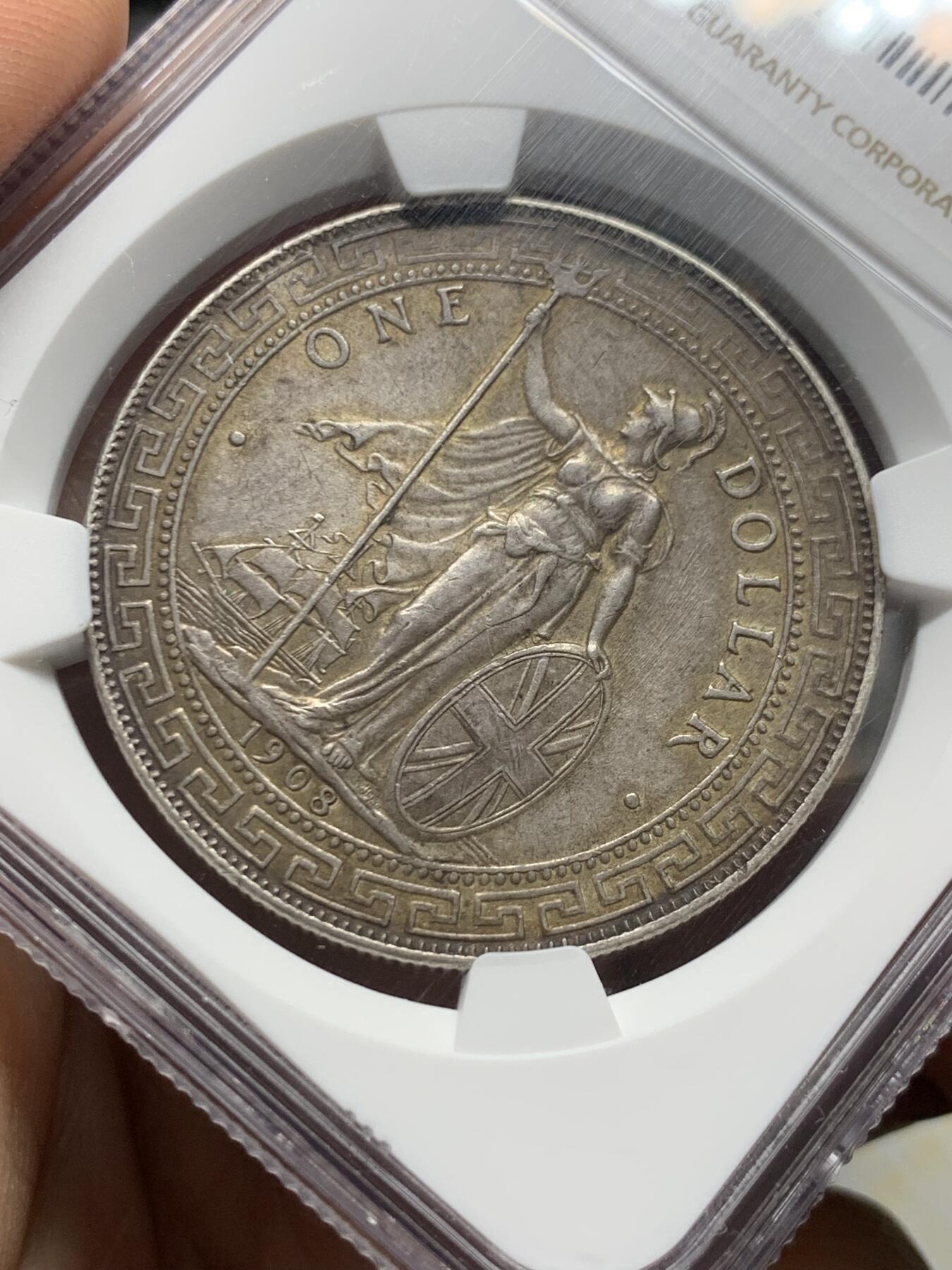 《竞宝斋》第473场 周日，周一 2场连拍 （全场包邮）欢迎送拍 NGC MS63 英国1908年站洋银元 原味酱彩老包浆 味道状态很不错 百年老五彩醇厚包浆