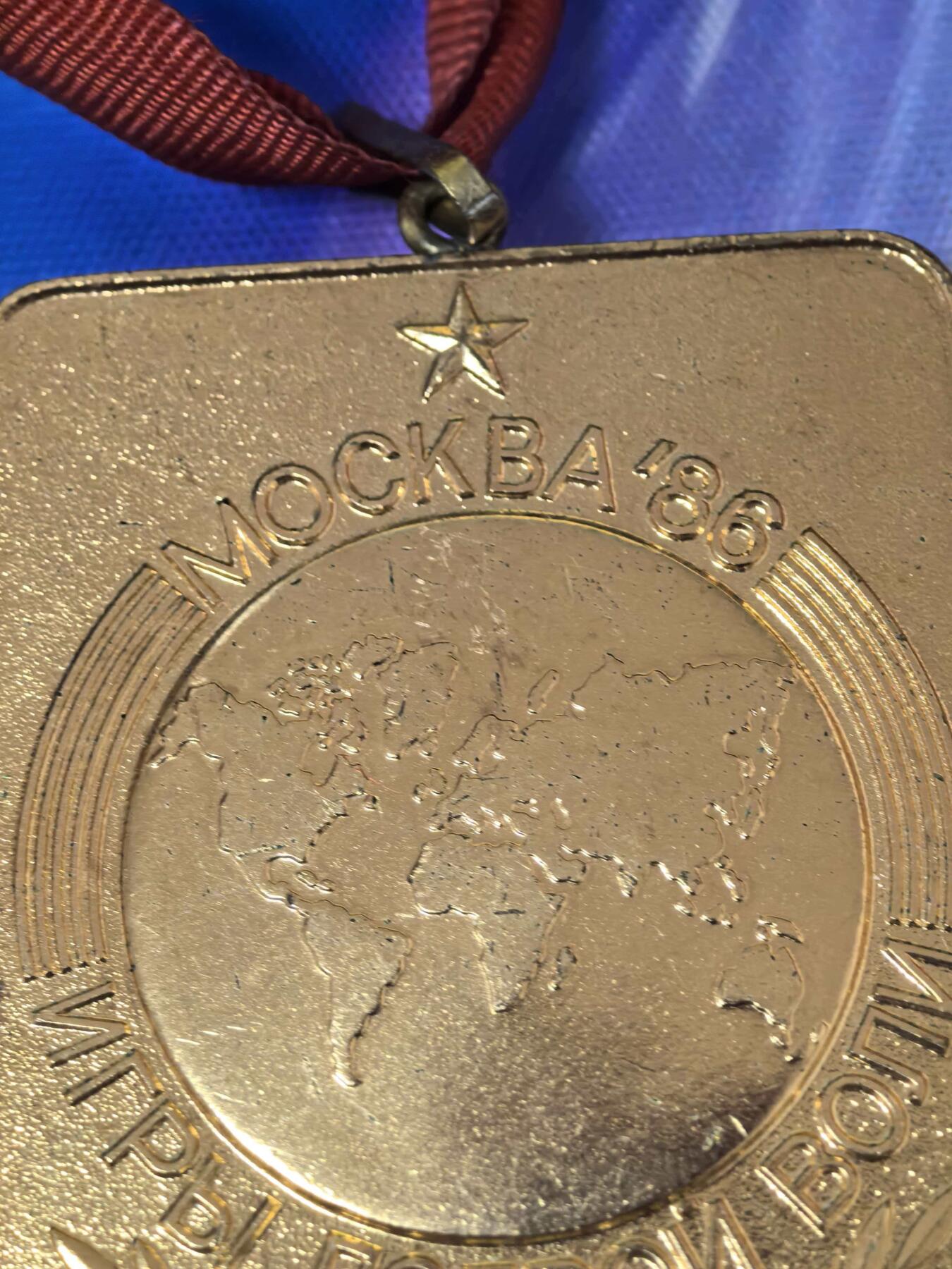 苏联勋章奖章拍卖 本次有亚捏，空军军服，国际运动员等好货 不要错过 3月20日晚上九点结束在麦稀奇 找不到的加我qq或者微信都是184277308备注苏章拍卖。 1986年莫斯科友好运动会（Игры Доброй Воли）纪念章材质：铜质镀金，表面有自然氧化痕迹 重量：103.8克1986年7月在莫斯科举办，是为弥补1980、1984年奥运会相互抵制而创办的国际综合赛事