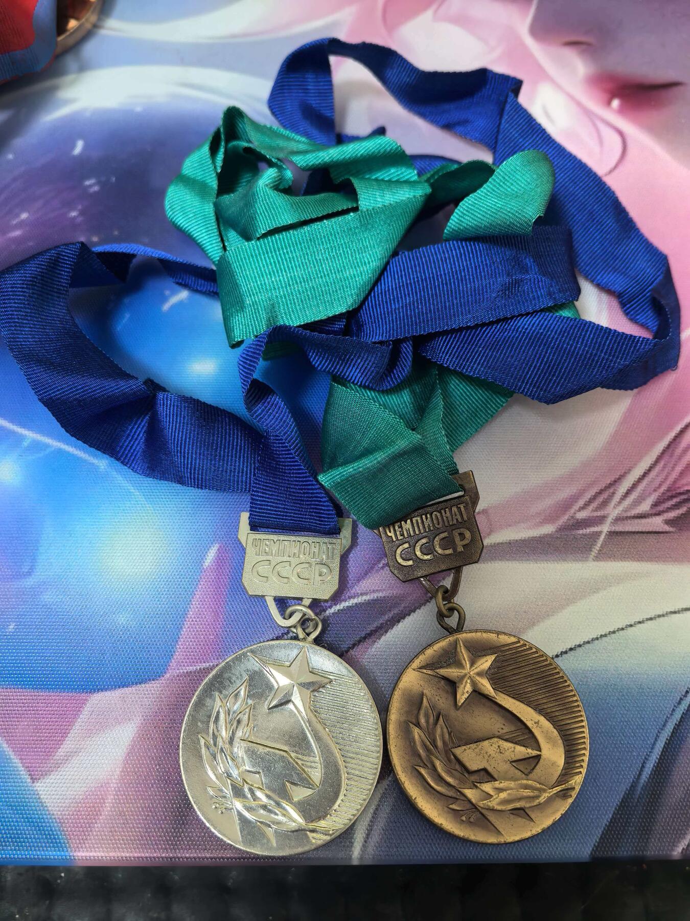 苏联勋章奖章拍卖 本次有亚捏，空军军服，国际运动员等好货 不要错过 3月20日晚上九点结束在麦稀奇 找不到的加我qq或者微信都是184277308备注苏章拍卖。 苏联锦标赛银、铜奖章（Чемпионат СССР）银色款：镀银/银质合金 铜色款：黄铜/青铜 授予在苏联全国锦标赛中获得亚军、季军的运动员