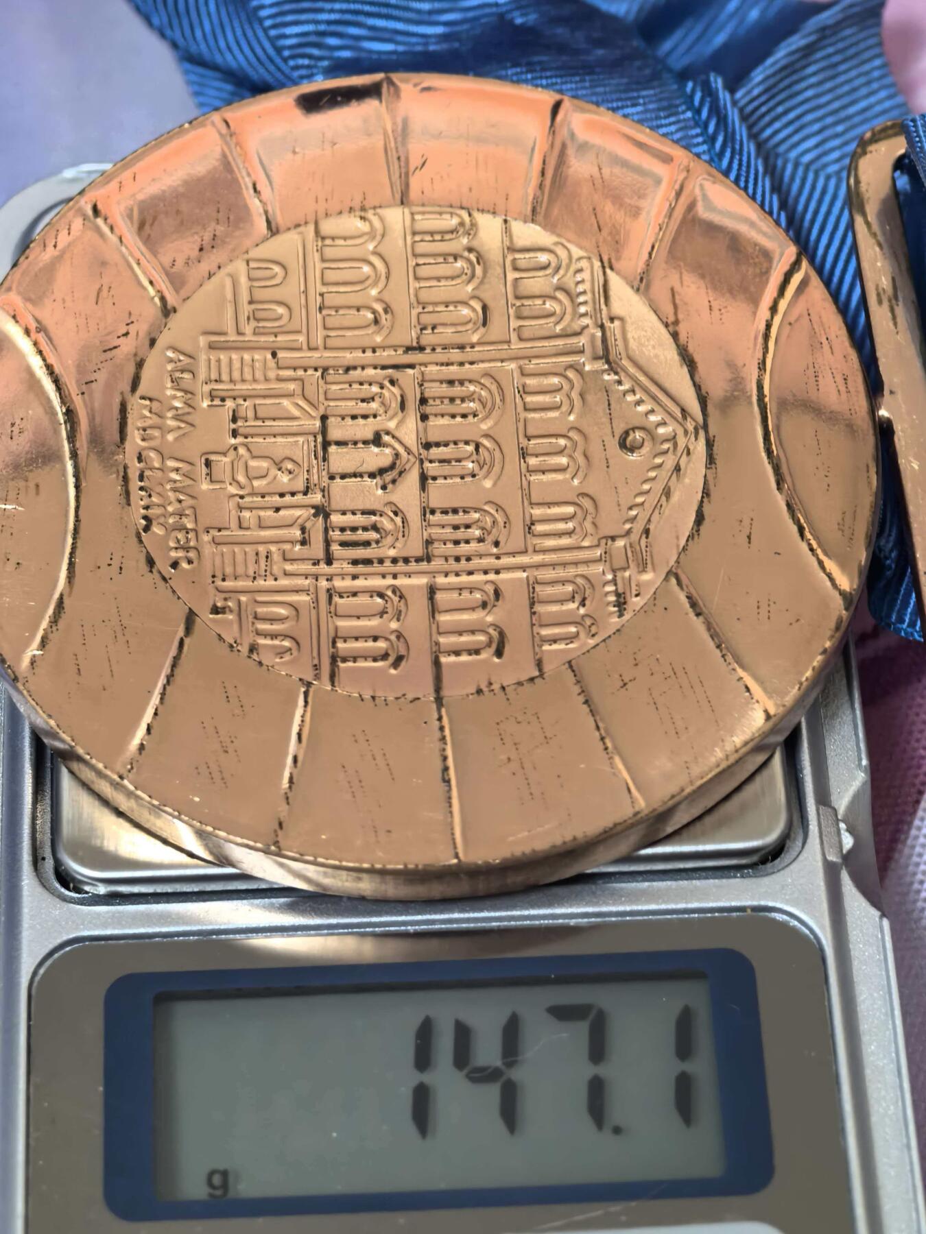 苏联勋章奖章拍卖 本次有亚捏，空军军服，国际运动员等好货 不要错过 3月20日晚上九点结束在麦稀奇 找不到的加我qq或者微信都是184277308备注苏章拍卖。 1987年萨格勒布世界大学生运动会铜质奖牌 这枚为莫斯科大学定制版铜牌 挺少见的 重量接近150克 国际市场价值很高 有兴趣的可以自己找下资料