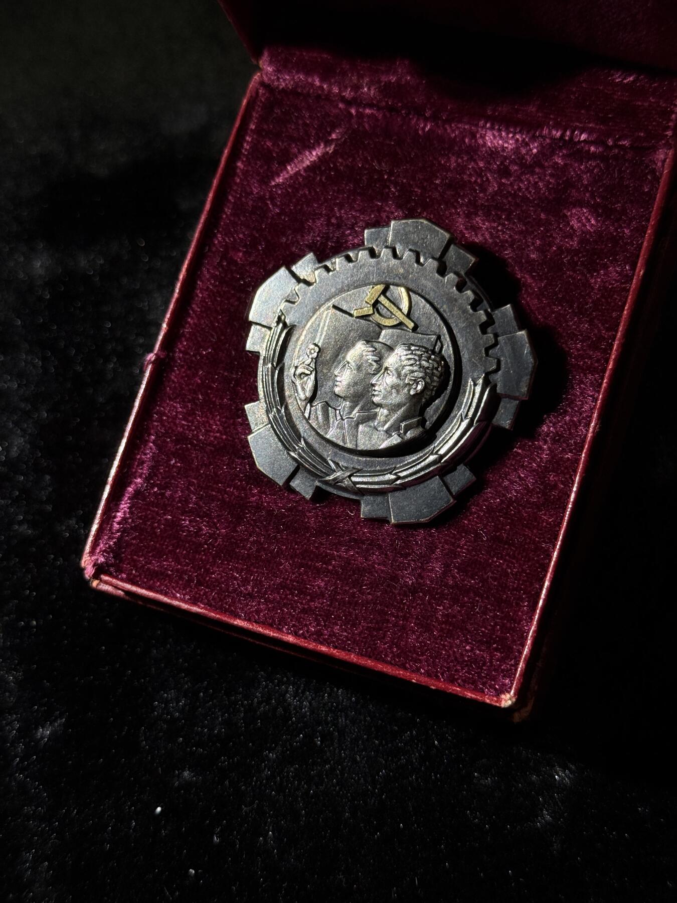 戎马世界章牌大赏，第112期 南斯拉夫三级劳动勋章，极早期小转轮版本，带原盒，盒子有损（这种早期的纸盒子很难保存基本都有点破），包浆厚重