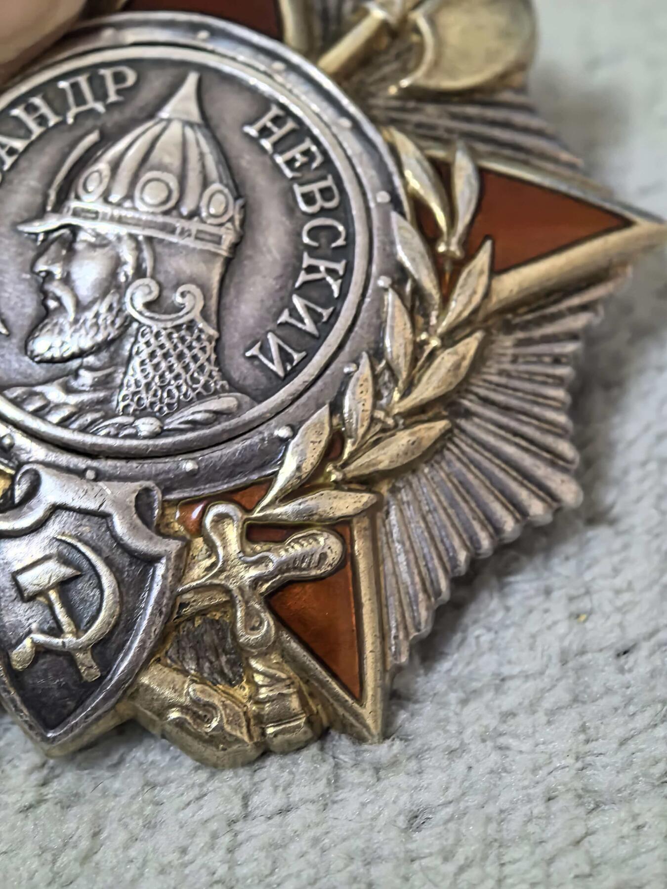 苏联勋章奖章拍卖 本次有亚捏，空军军服，国际运动员等好货 不要错过 3月20日晚上九点结束在麦稀奇 找不到的加我qq或者微信都是184277308备注苏章拍卖。 苏联亚历山大涅夫斯基勋章 19455 珐琅非常好 右边角底部中有微小蹭皮几乎不可见 过渡版本 原配银盖子 刻号不同于后面 它在最下方 厂标也较后期比较清晰紧凑 非常难得的版本 以前购自大西洋 可以提供当时的购买页面参考 介绍更详细 获得者Калашников Николай Иванович 近卫步兵团团副 积弊100+俘虏400+设置口袋战术  