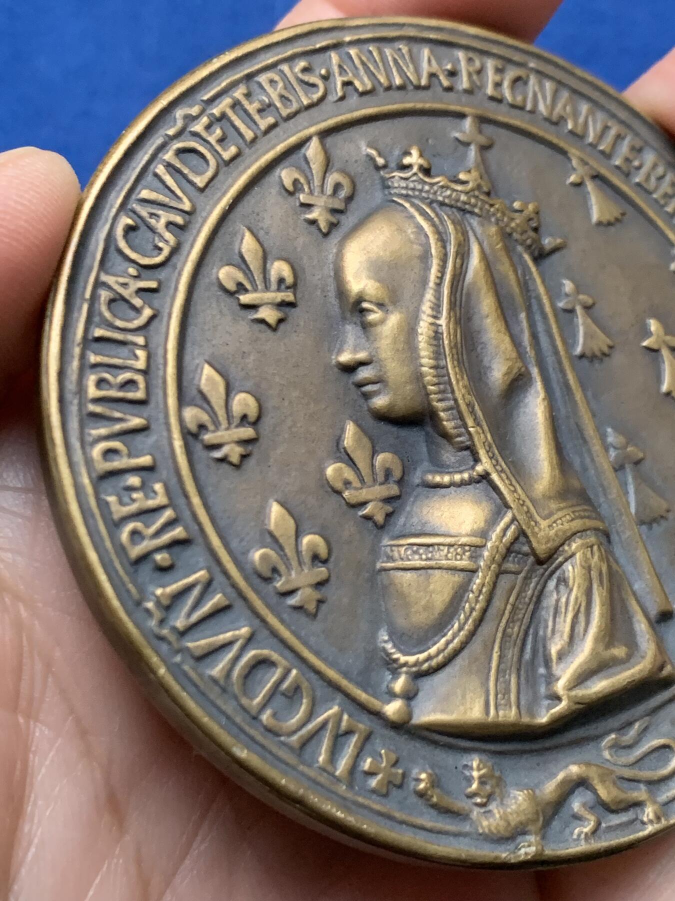 《竞宝斋》第473场 周日，周一 2场连拍 （全场包邮）欢迎送拍 路易十二与安妮大铜章 175.9克 71.2mm 丰饶角铜标 复古工艺 双面高浮雕