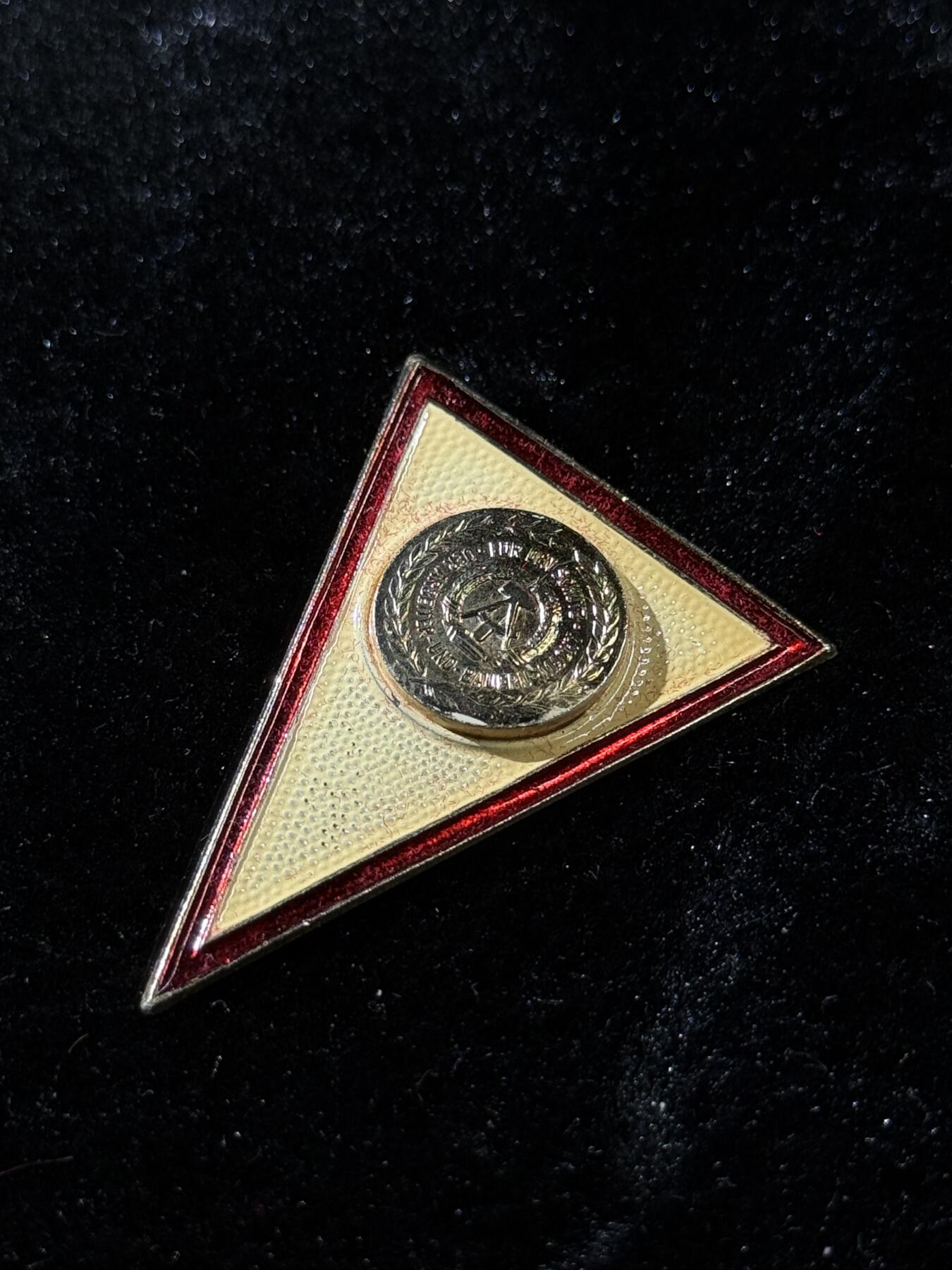 戎马世界章牌大赏，第112期 东德校徽