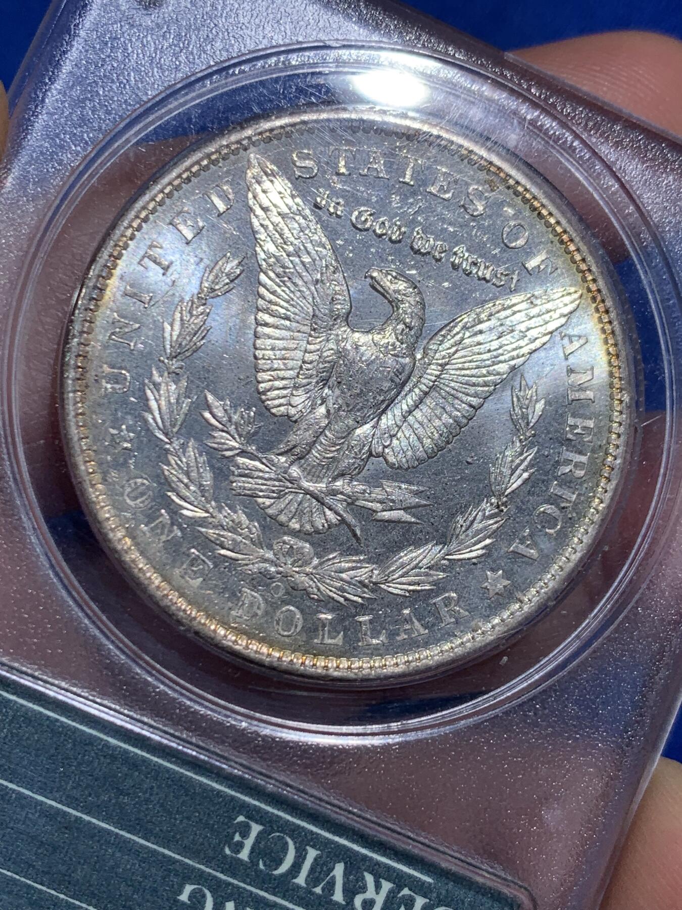 《竞宝斋》第473场 周日，周一 2场连拍 （全场包邮）欢迎送拍 PCGS MS64PL 美国1904-O 摩根1美元大银币，绝版初代P盒，盒子历史就已近40年。 PL大多是白币，彩币出PL极难，此枚绚丽五彩+PL镜面+绝版盒，真正藏家品质，摇摇乐不可多得的品种