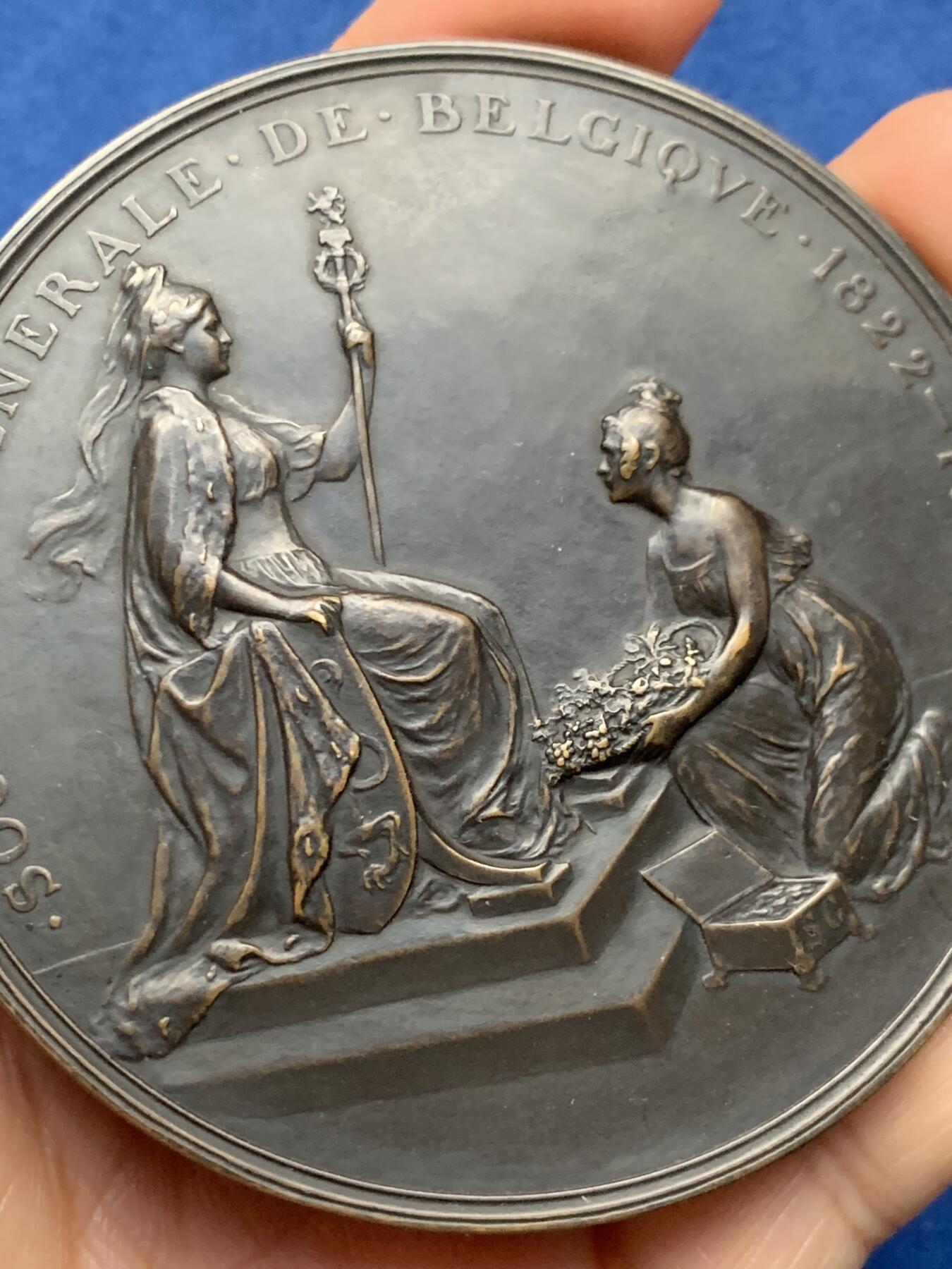 《竞宝斋》第473场 周日，周一 2场连拍 （全场包邮）欢迎送拍 1822年-1922年通用银行成立100周年纪念大铜章，极具金融历史发展收藏价值和异议，由著名雕塑家与章牌艺术家“戈德弗瓦鲁.杜弗莱斯”设计创作。直径：74.5mm，重：127.7克。