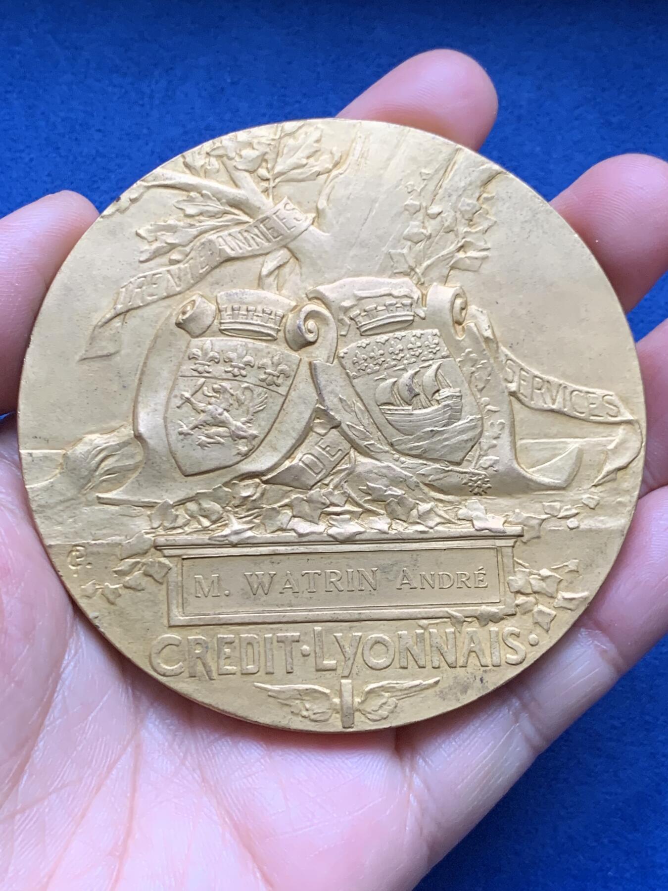 《竞宝斋》第473场 周日，周一 2场连拍 （全场包邮）欢迎送拍 法国1910年里昂银行镀金大铜章，80.5mm，242.7克，巨大规格，厚重压手，Pillet经典作品。人物发丝胡须细节极美，徽章繁复华丽。全品好状态，镀层状态极佳。