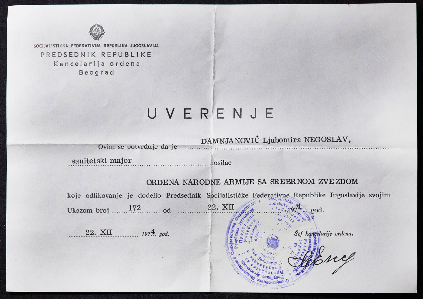 【俄甄集藏】2026年(050)04-01星期三 晚 19:30 全场包邮 南斯拉夫三级人民军勋章，银质局部珐琅，原盒带证，直径：68mm，重量：67.9克，盒体有老化开裂，见详图