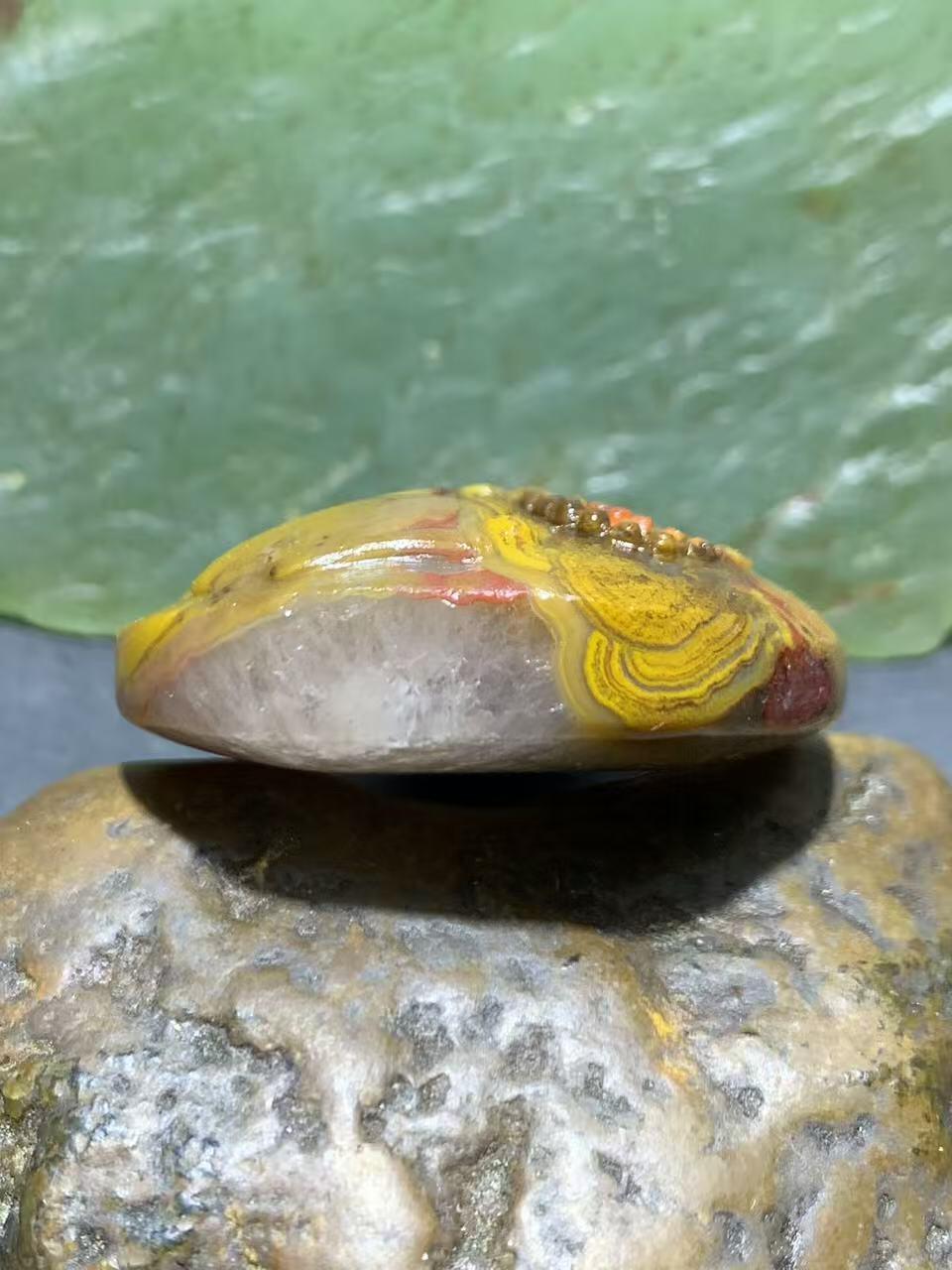 精美亚光冰飘糖心料战国红玛瑙手工雕刻玉兔吊坠一个，