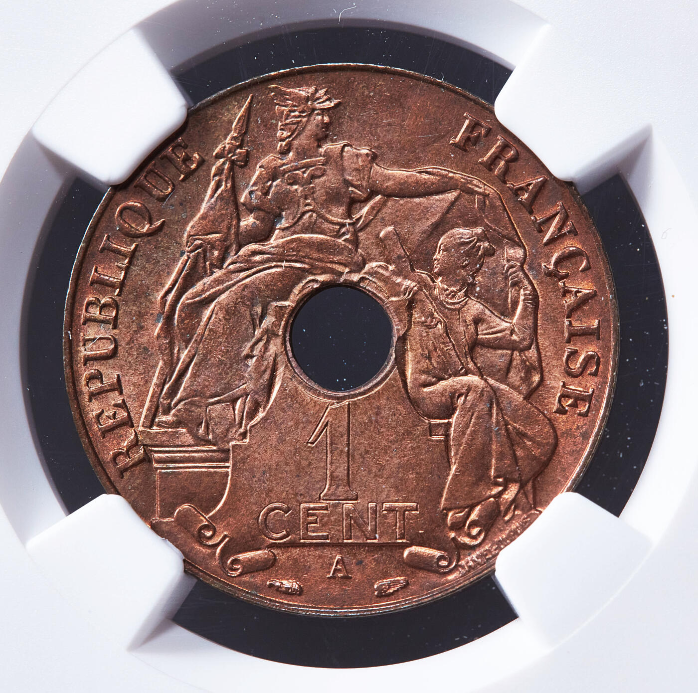 【俄甄集藏】2026年(050)04-01星期三 晚 19:30 全场包邮 法属印度支那1939年A版中孔百分之一（1分）铜币，NGC MS64RB，原铜光难得