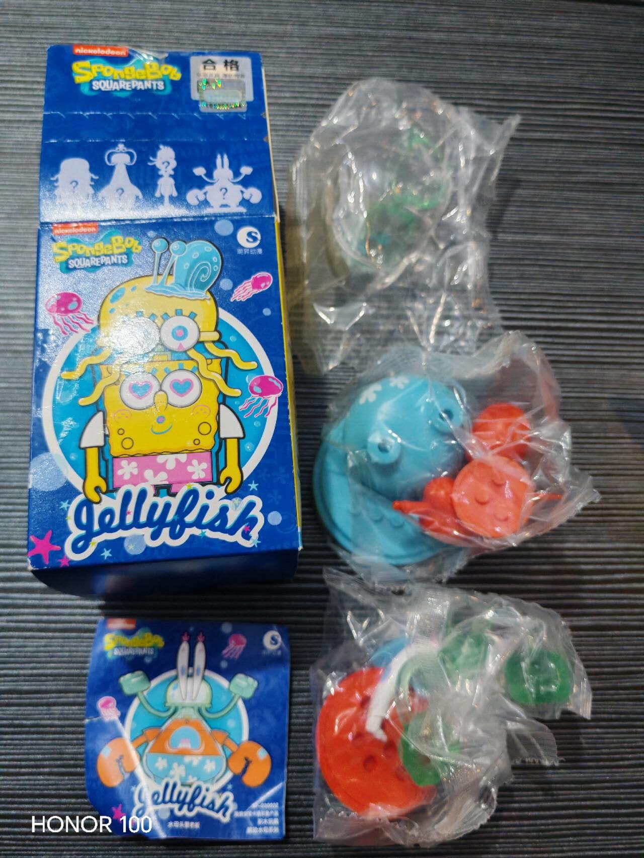 正版盲盒专场 - 系列名称：海绵宝宝水母系列（Jellyfish） ​ - 出品方：潮昇动漫（正版 Nickelodeon 授权） ​ - 款式：水母蟹老板 ​ - 材质：PVC + ABS 拼装积木 ​