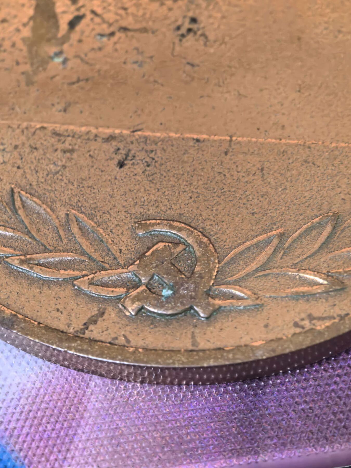 苏联勋章奖章拍卖 本次有亚捏，空军军服，国际运动员等好货 不要错过 3月20日晚上九点结束在麦稀奇 找不到的加我qq或者微信都是184277308备注苏章拍卖。 苏联双环火炬大铜章 重量将近130克 非常漂亮 压手 