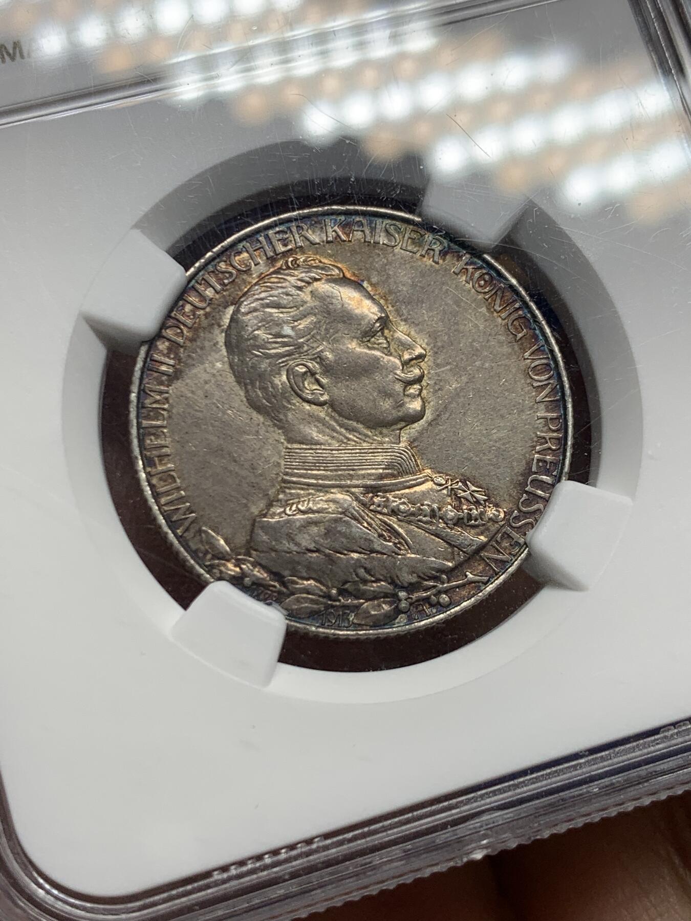 《竞宝斋》第473场 周日，周一 2场连拍 （全场包邮）欢迎送拍 NGC AUD 德国 1913年 威廉二世 军装 2马克 银币，高点都在，细节完整，油画般的重彩包浆