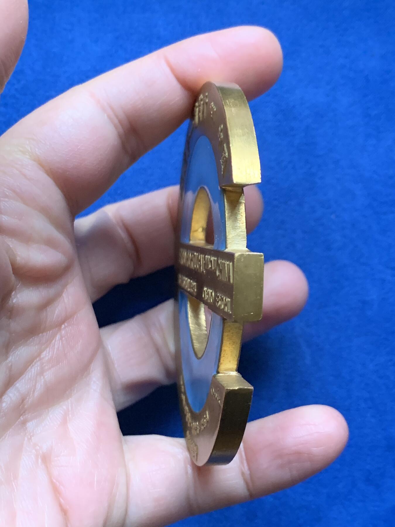 《竞宝斋》第473场 周日，周一 2场连拍 （全场包邮）欢迎送拍 澳门1984年葡萄牙中国博览会大铜章，173克，直径79.5mm，面积大，设计制作精美，保存不错，少见品种。