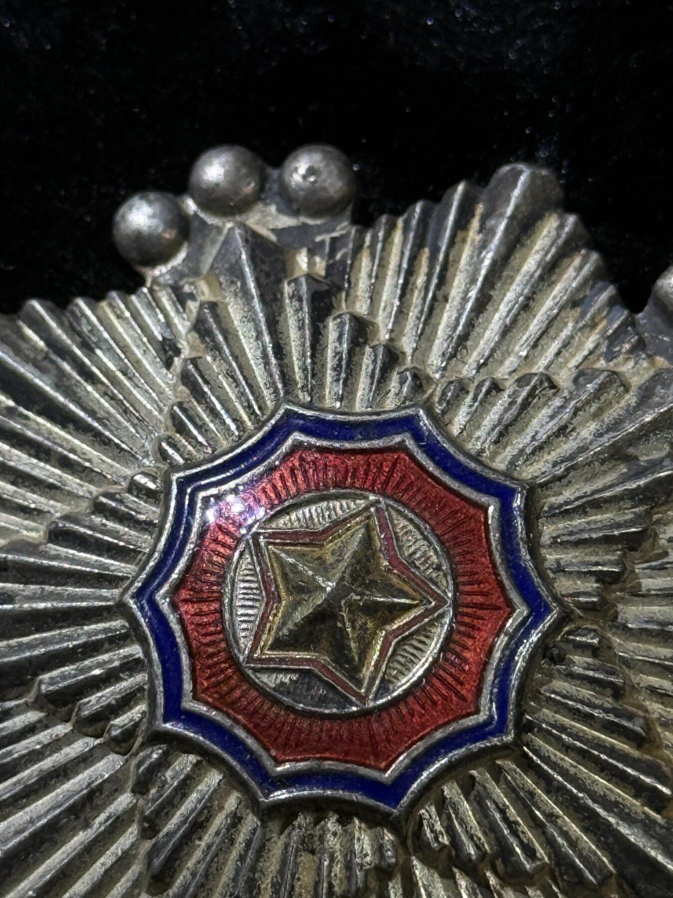 戎马世界章牌大赏，第112期 百位数号段的横针三级国旗勋章，474号