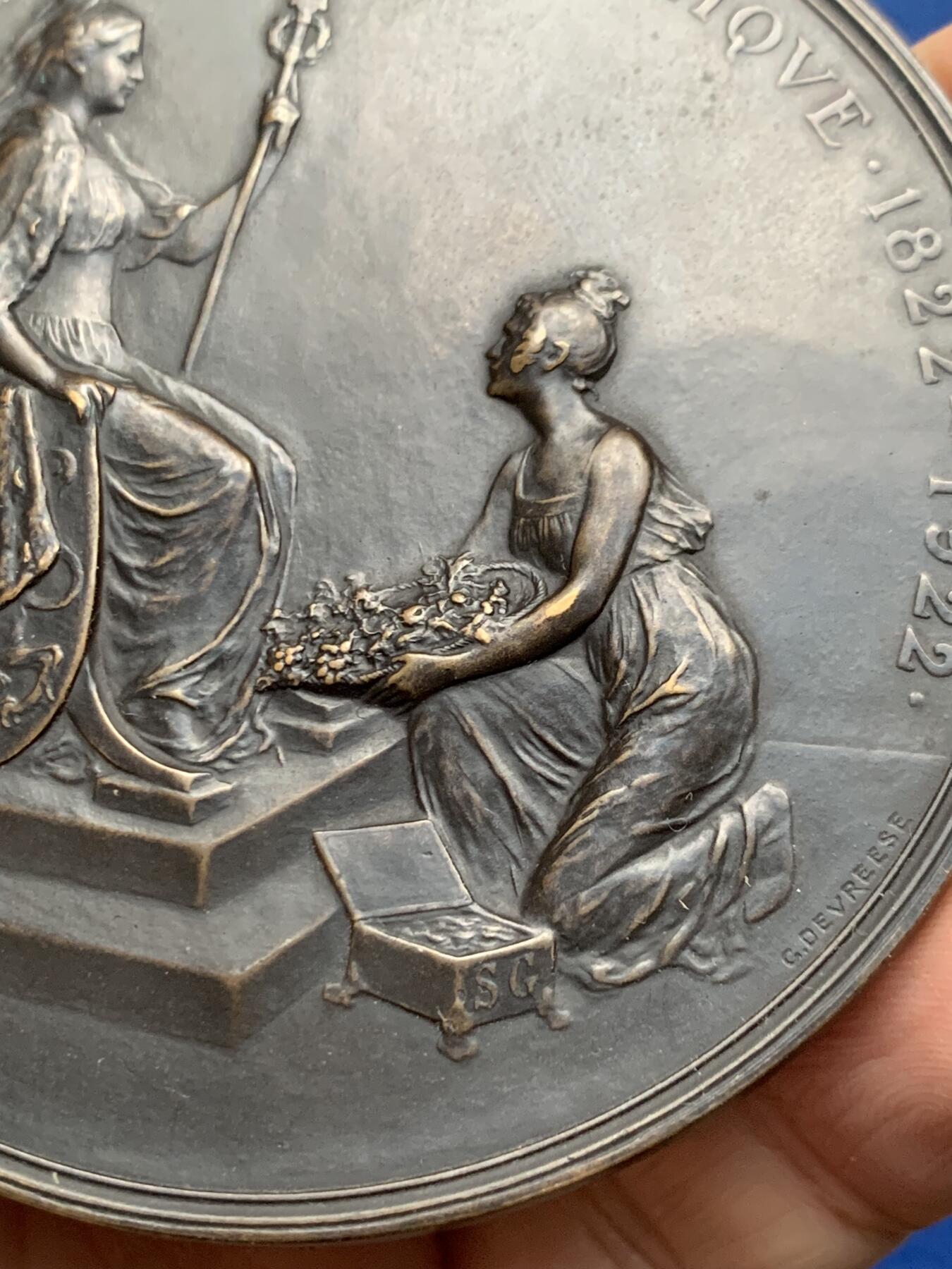 《竞宝斋》第473场 周日，周一 2场连拍 （全场包邮）欢迎送拍 1822年-1922年通用银行成立100周年纪念大铜章，极具金融历史发展收藏价值和异议，由著名雕塑家与章牌艺术家“戈德弗瓦鲁.杜弗莱斯”设计创作。直径：74.5mm，重：127.7克。