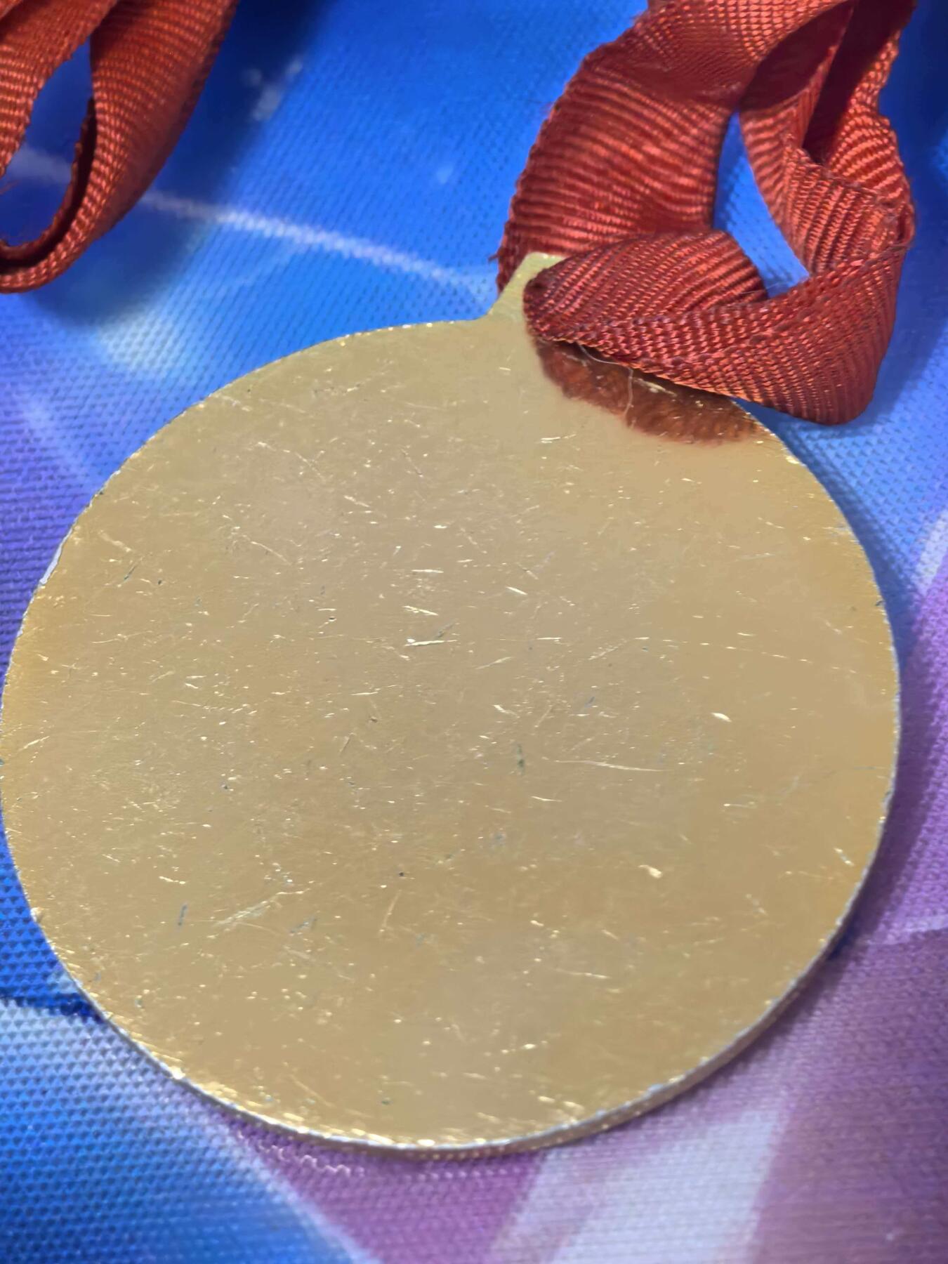 苏联勋章奖章拍卖 本次有亚捏，空军军服，国际运动员等好货 不要错过 3月20日晚上九点结束在麦稀奇 找不到的加我qq或者微信都是184277308备注苏章拍卖。 前苏联锦标赛第一名 