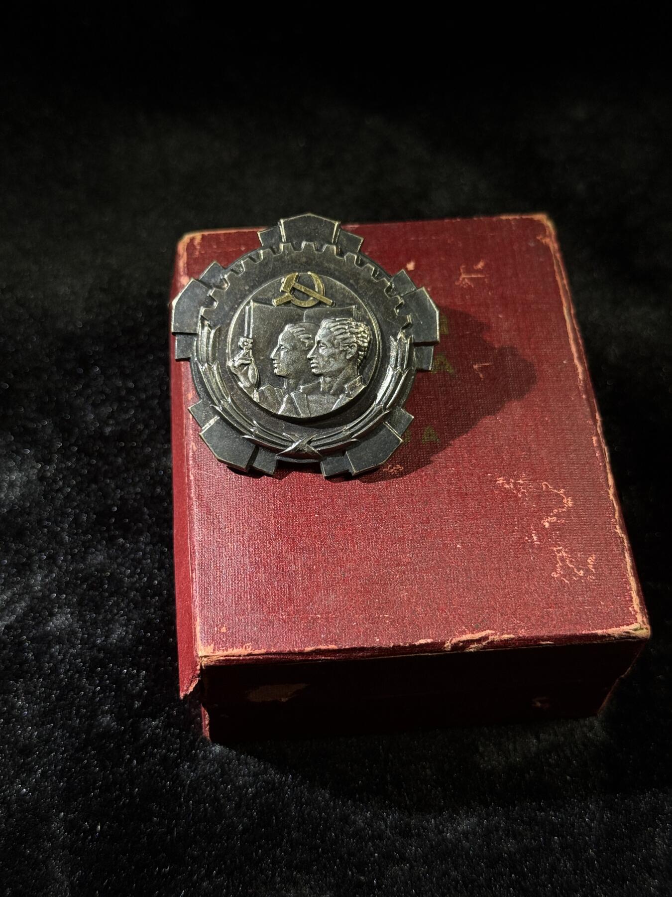 戎马世界章牌大赏，第112期 南斯拉夫三级劳动勋章，极早期小转轮版本，带原盒，盒子有损（这种早期的纸盒子很难保存基本都有点破），包浆厚重