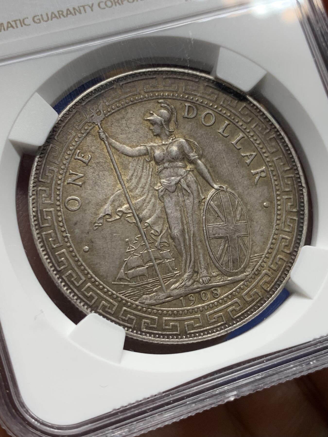 《竞宝斋》第473场 周日，周一 2场连拍 （全场包邮）欢迎送拍 NGC MS63 英国1908年站洋银元 原味酱彩老包浆 味道状态很不错 百年老五彩醇厚包浆