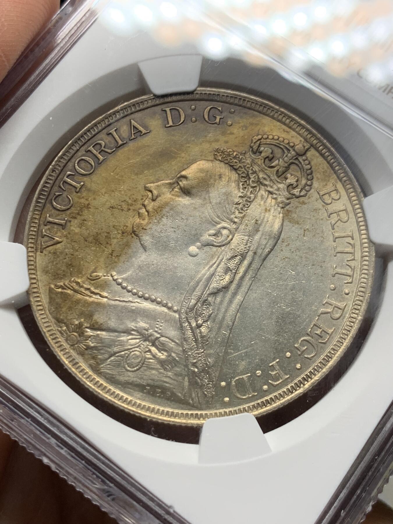 《竞宝斋》第473场 周日，周一 2场连拍 （全场包邮）欢迎送拍 NGC UNCD 英国 1892年 维多利亚女王 高冠马剑 1克朗 银币 少见年份 半月彩 带转光 盒子下沿有磕