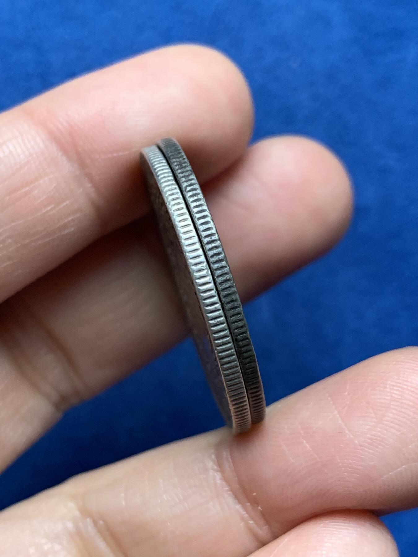 《竞宝斋》第473场 周日，周一 2场连拍 （全场包邮）欢迎送拍 两枚一组 东印度公司1840年维多利亚女王单辫1卢比银币 总重23克