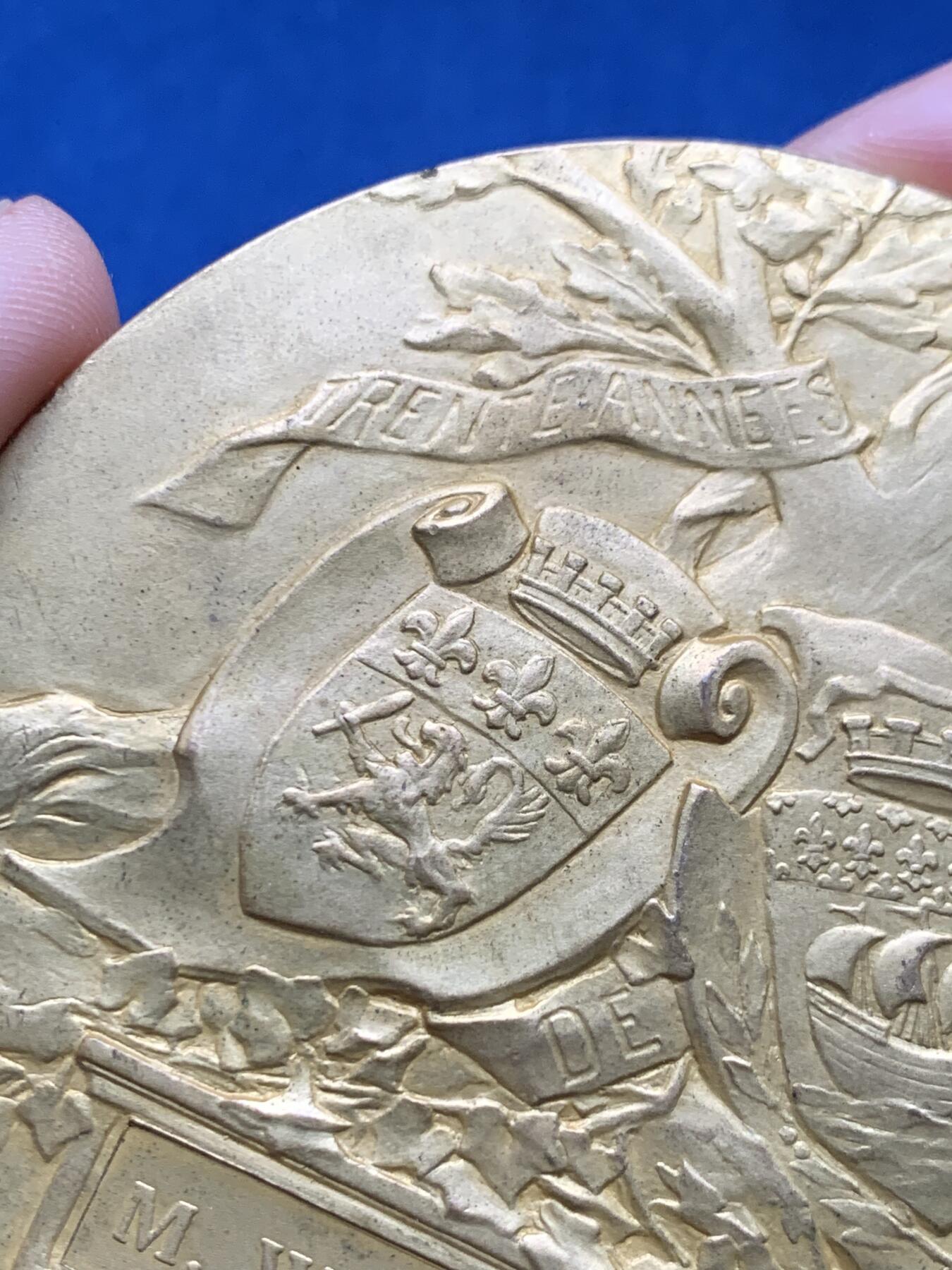 《竞宝斋》第473场 周日，周一 2场连拍 （全场包邮）欢迎送拍 法国1910年里昂银行镀金大铜章，80.5mm，242.7克，巨大规格，厚重压手，Pillet经典作品。人物发丝胡须细节极美，徽章繁复华丽。全品好状态，镀层状态极佳。