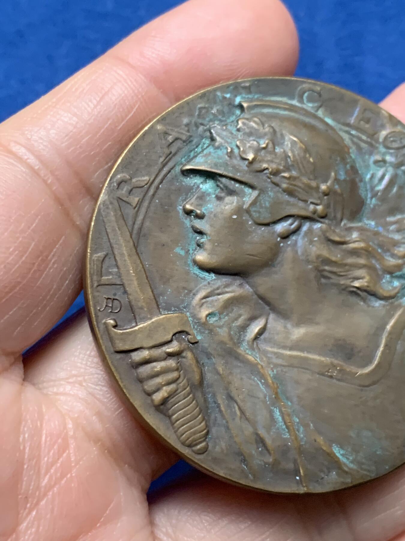 《竞宝斋》第473场 周日，周一 2场连拍 （全场包邮）欢迎送拍 持剑玛丽安娜女神铜章 59.1克 49.5mm 正方形铜标