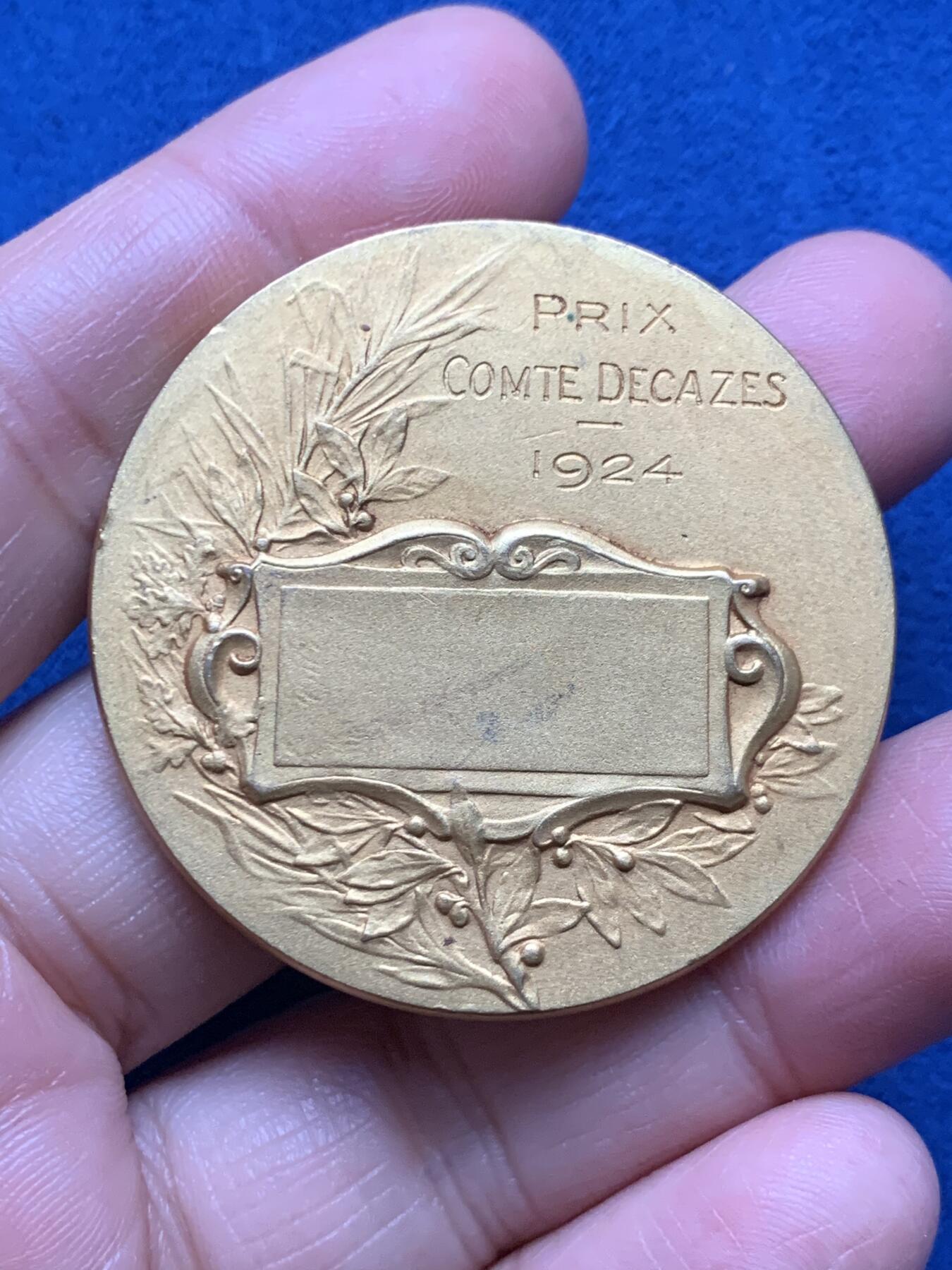 《竞宝斋》第473场 周日，周一 2场连拍 （全场包邮）欢迎送拍 1924年法国航空纪念镀金铜章 46.8克 45.4mm 正方形铜标