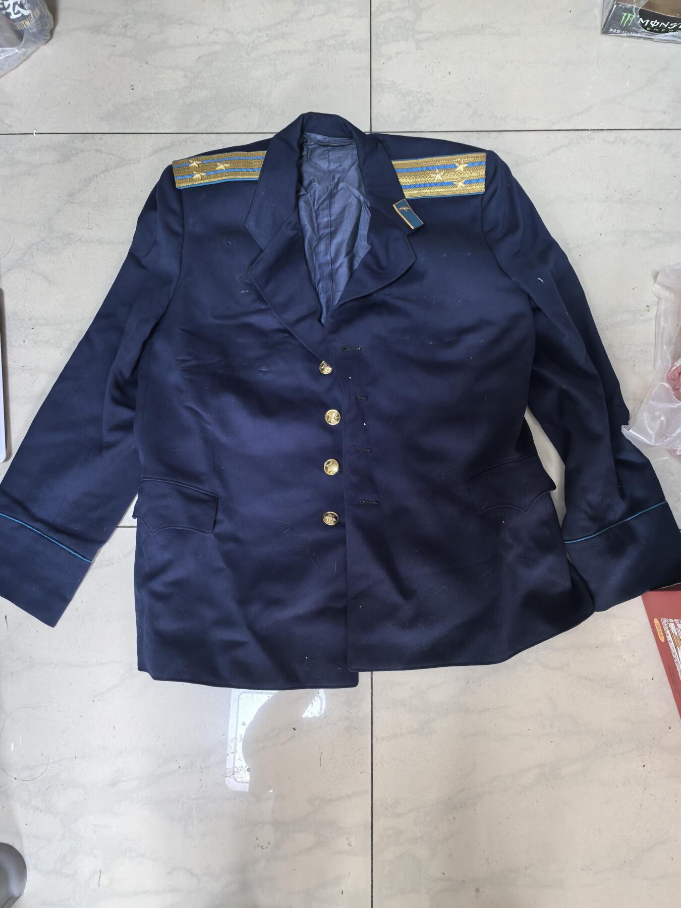 苏联勋章奖章拍卖 本次有亚捏，空军军服，国际运动员等好货 不要错过 3月20日晚上九点结束在麦稀奇 找不到的加我qq或者微信都是184277308备注苏章拍卖。 苏联空军上校军服上衣 大概尺寸175  保存完好 没有破损 领章少一个找不到了其他都很好 右胸有几个佩戴勋章的眼 衣服可以说保存的非常好照片一起给不保证是本人 20✘25大尺寸