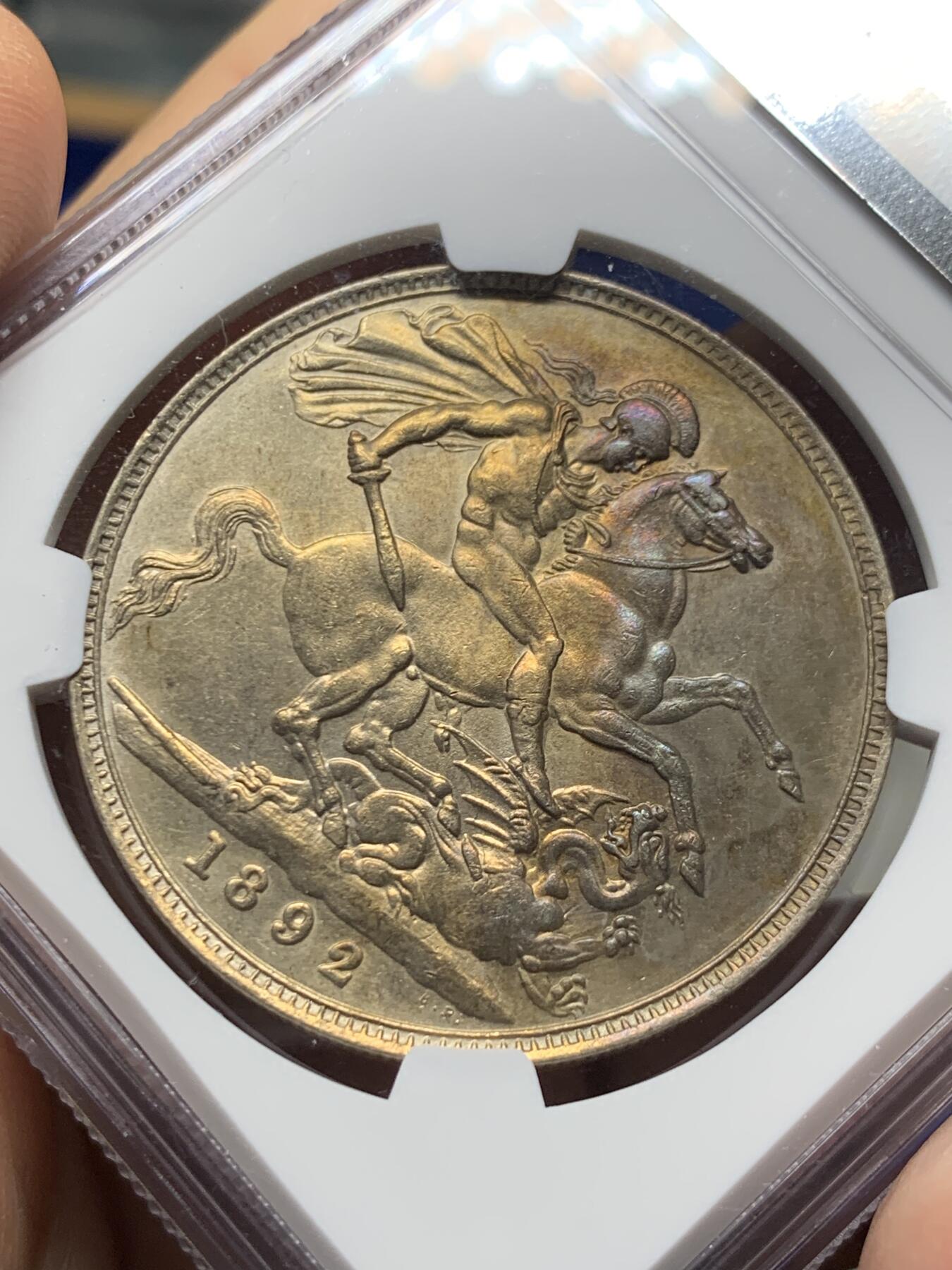 《竞宝斋》第473场 周日，周一 2场连拍 （全场包邮）欢迎送拍 NGC UNCD 英国 1892年 维多利亚女王 高冠马剑 1克朗 银币 少见年份 半月彩 带转光 盒子下沿有磕