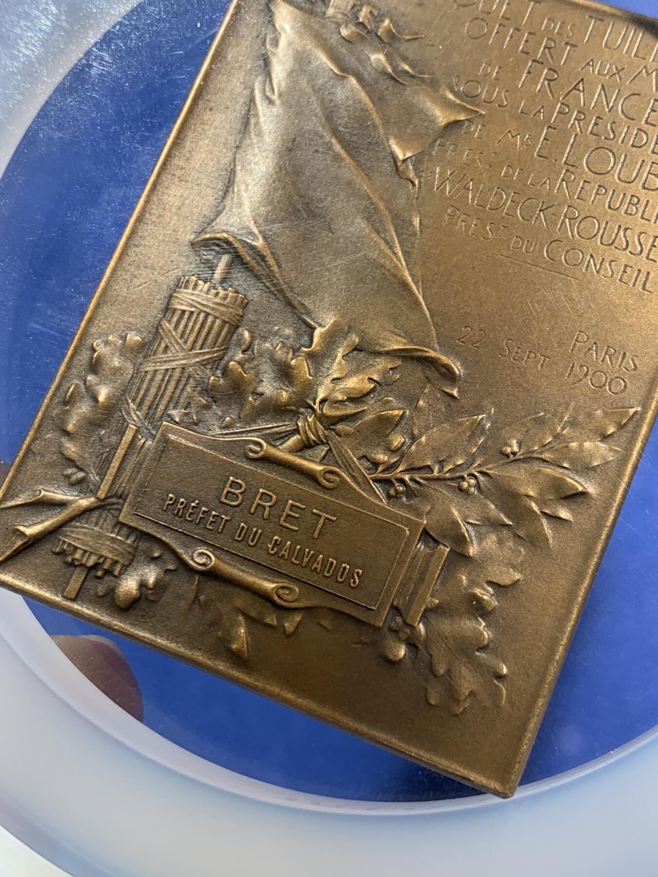 《竞宝斋》第473场 周日，周一 2场连拍 （全场包邮）欢迎送拍 NGC MS65BN 法国1900年杜伊勒里宫铜章，Vernon 经典名作，记录总统晚宴盛景，品相极美，加大加厚盒。