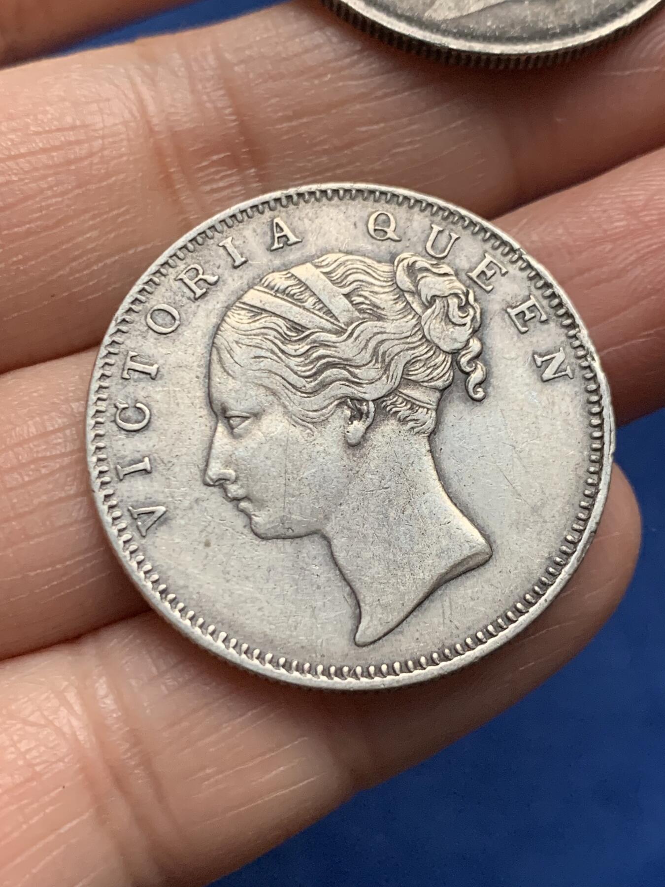 《竞宝斋》第473场 周日，周一 2场连拍 （全场包邮）欢迎送拍 两枚一组 东印度公司1840年维多利亚女王单辫1卢比银币 总重23克