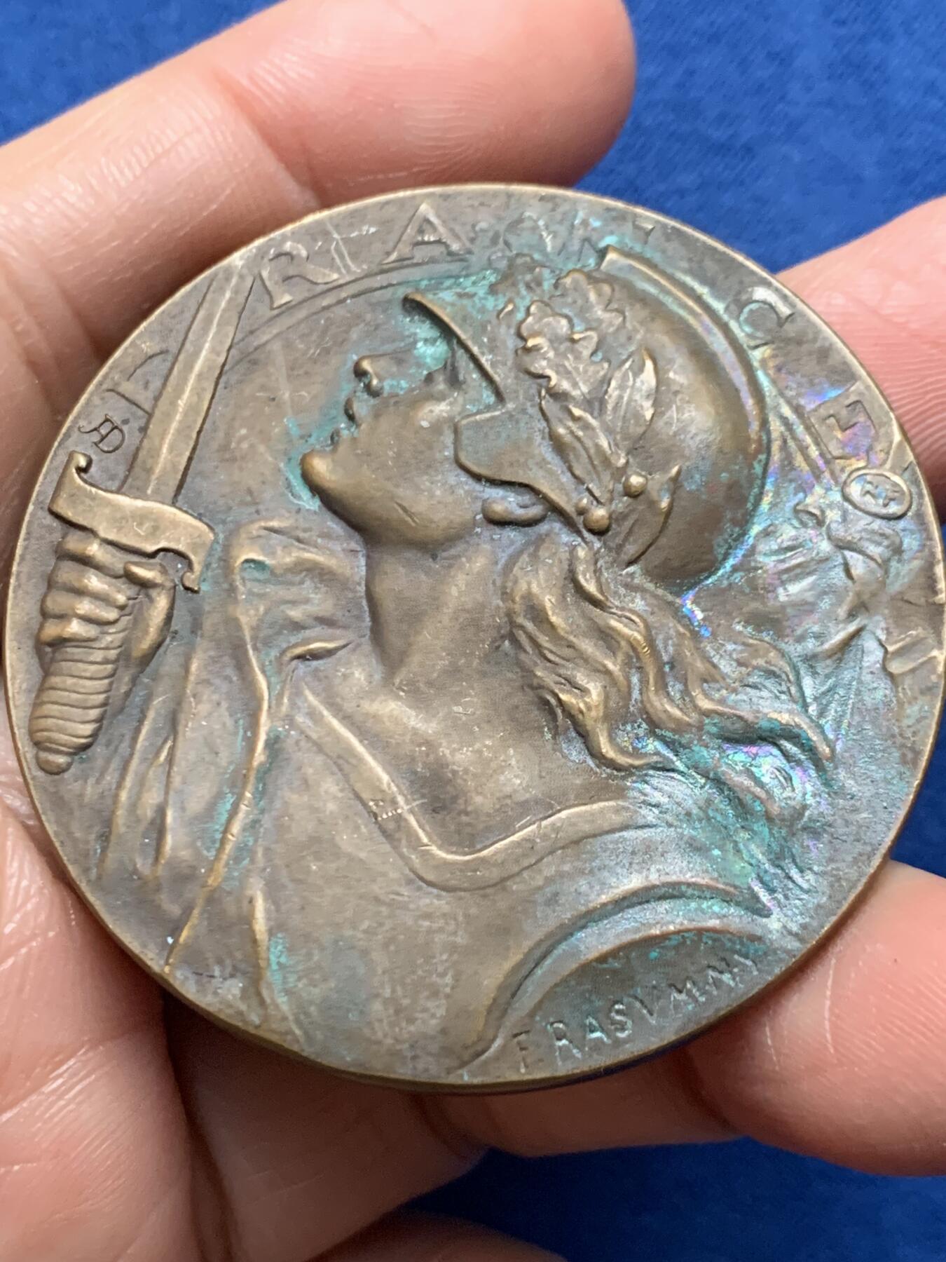 《竞宝斋》第473场 周日，周一 2场连拍 （全场包邮）欢迎送拍 持剑玛丽安娜女神铜章 59.1克 49.5mm 正方形铜标