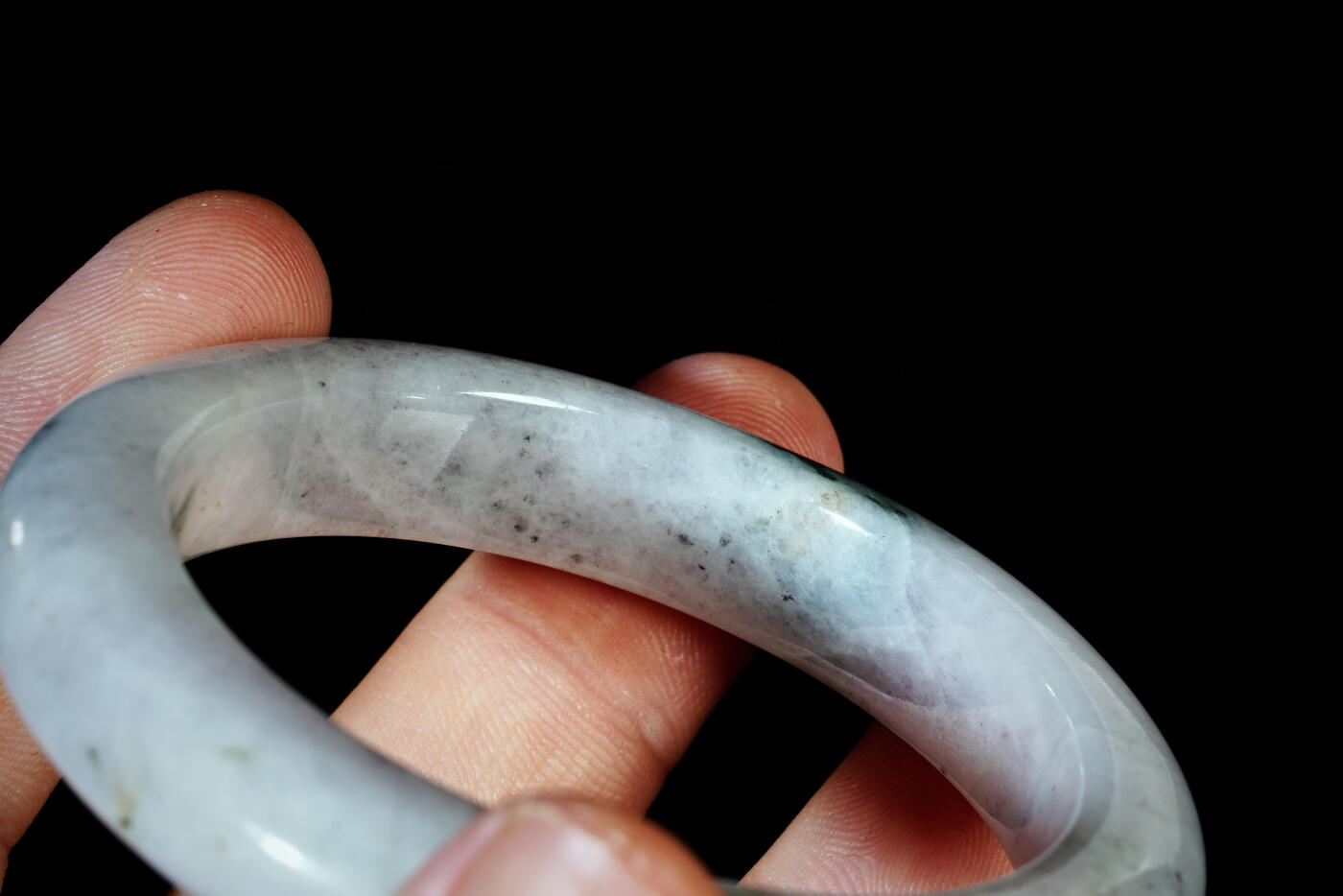 上海都达杂项专场五十八【全场包邮】  天然冰糯种带绿翡翠（A货）手镯 附鉴定证书93-18