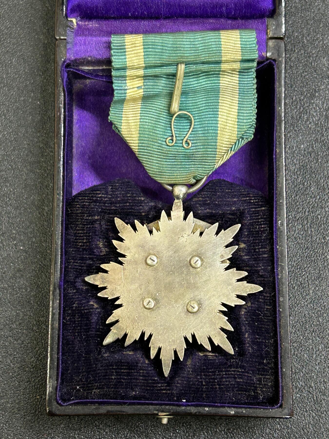 西秦中古拍卖第八十一期  不忘历史·抗战收藏 日本五等金鸟勋章 银制 带原盒