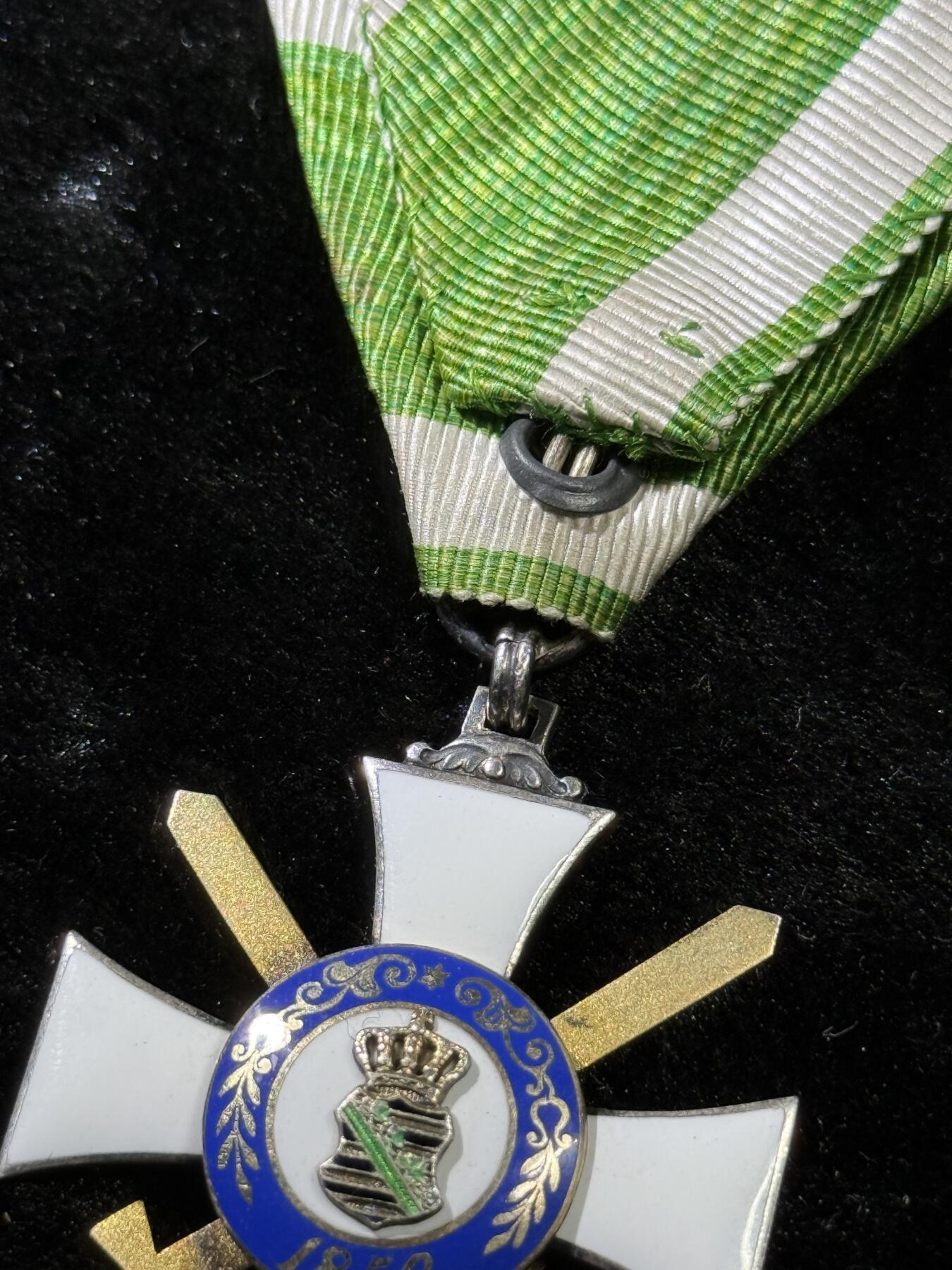 戎马世界章牌大赏，第112期 萨克森王国阿尔伯特勋章，军事版骑士二级，1850年12月31日由萨克森国王Frederick Augustus II设立，以纪念他的前任大公Albert III逝世350周年，1866年因普奥战争增加双剑，授予军事英勇功绩。