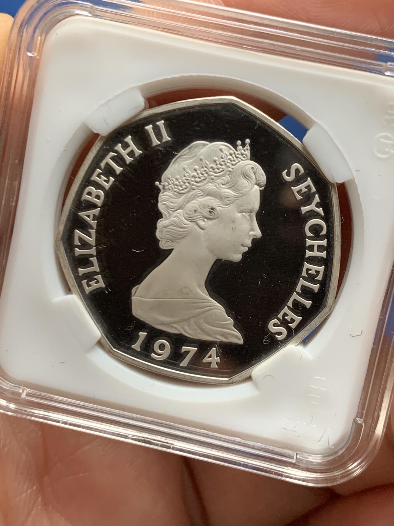 《竞宝斋》第473场 周日，周一 2场连拍 （全场包邮）欢迎送拍 英属塞舌尔1974年5卢比精制银币 极少见的七边形银币 15g 925银 发行量5000枚 少见品种