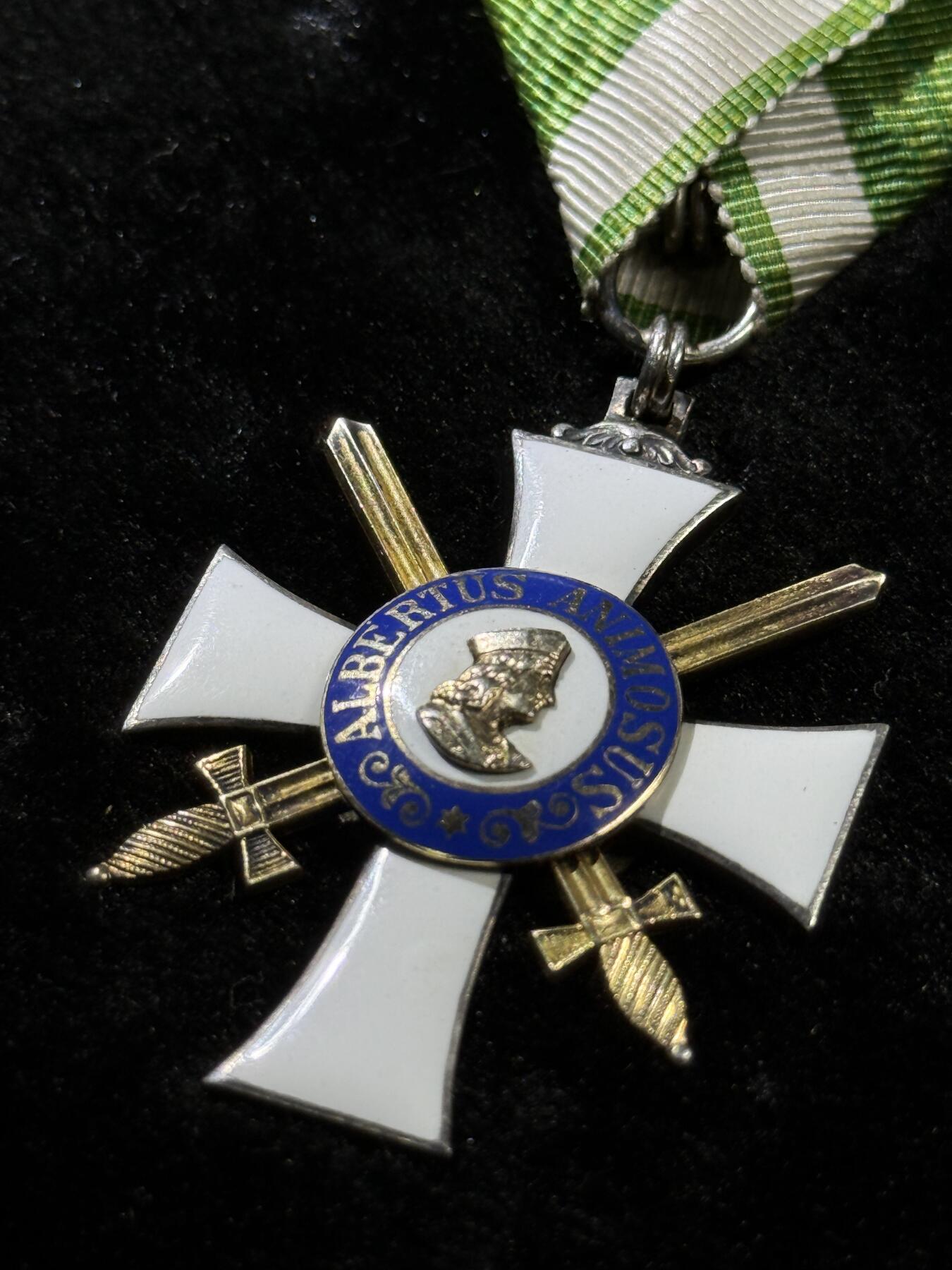 戎马世界章牌大赏，第112期 萨克森王国阿尔伯特勋章，军事版骑士二级，1850年12月31日由萨克森国王Frederick Augustus II设立，以纪念他的前任大公Albert III逝世350周年，1866年因普奥战争增加双剑，授予军事英勇功绩。